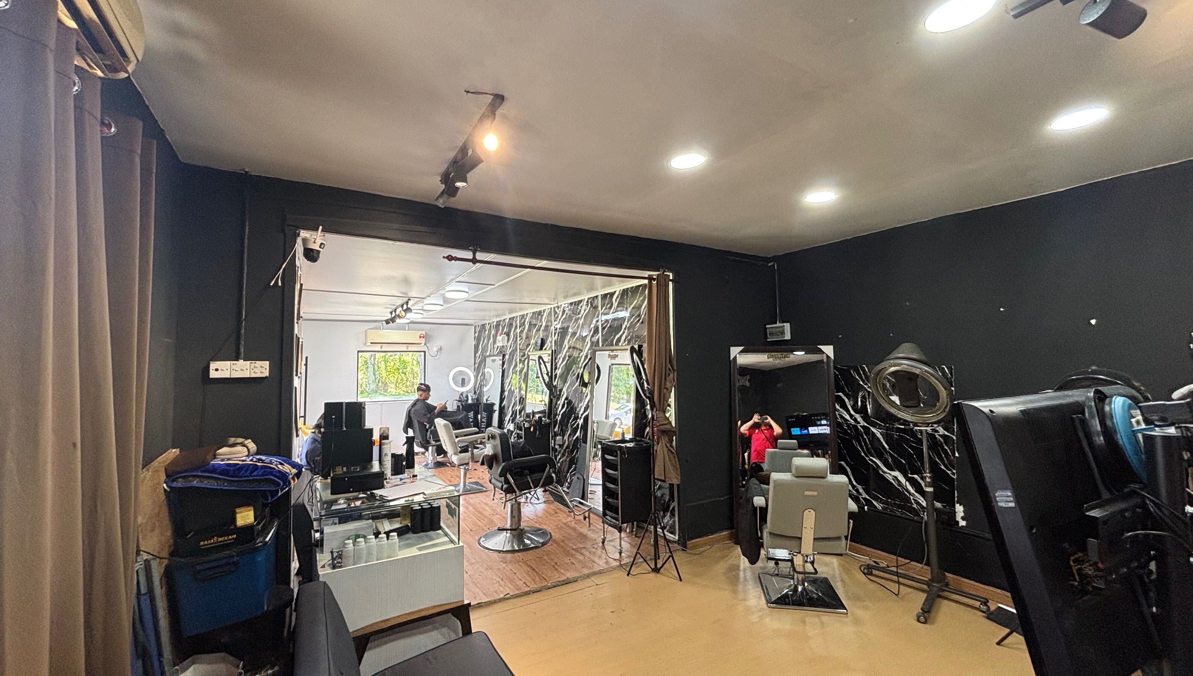 Modern interior of Banditos Barbershop in Kulai, Johor Darul Ta'zim, MY, featuring stylish barber chairs.