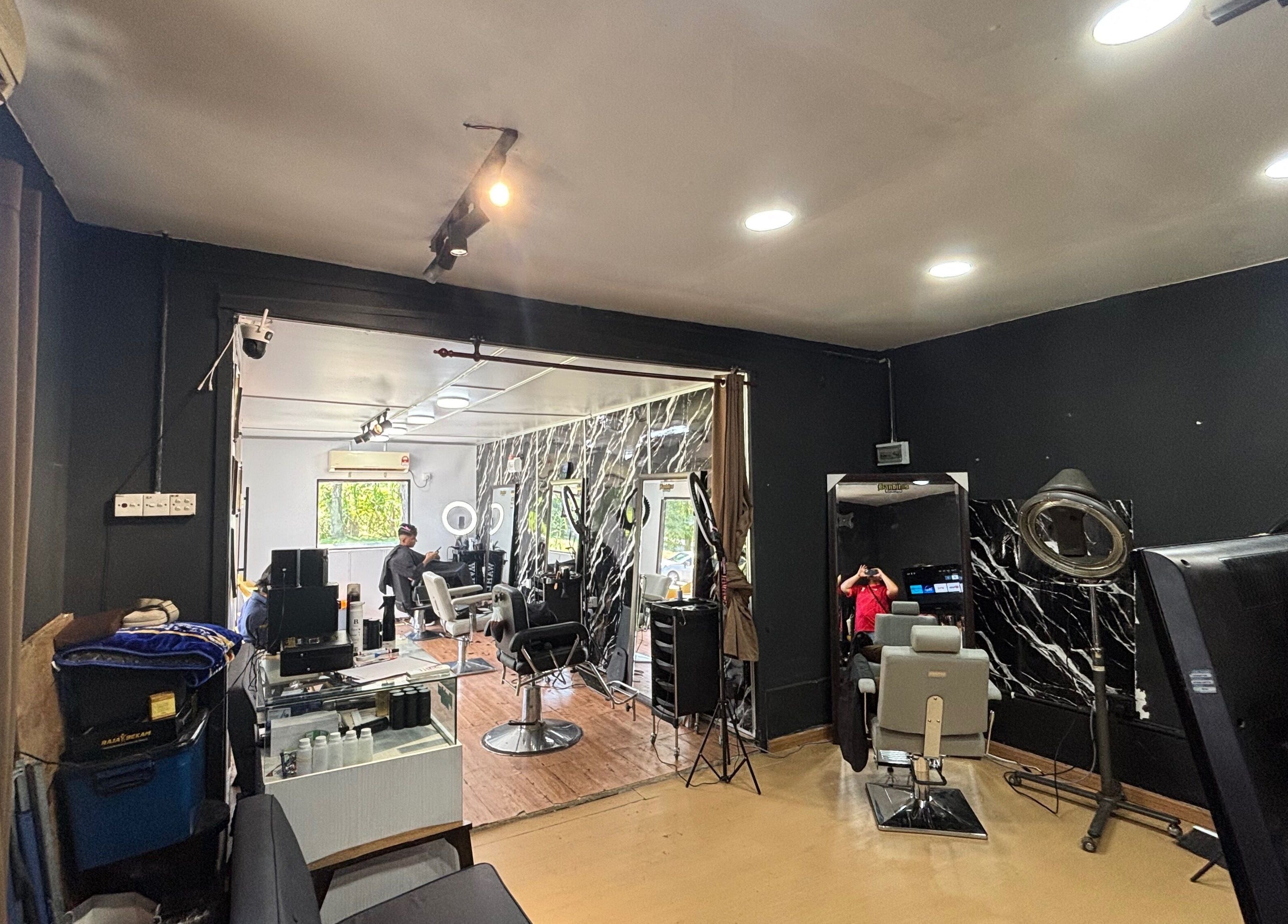 Modern interior of Banditos Barbershop in Kulai, Johor Darul Ta'zim, MY, featuring stylish barber chairs.