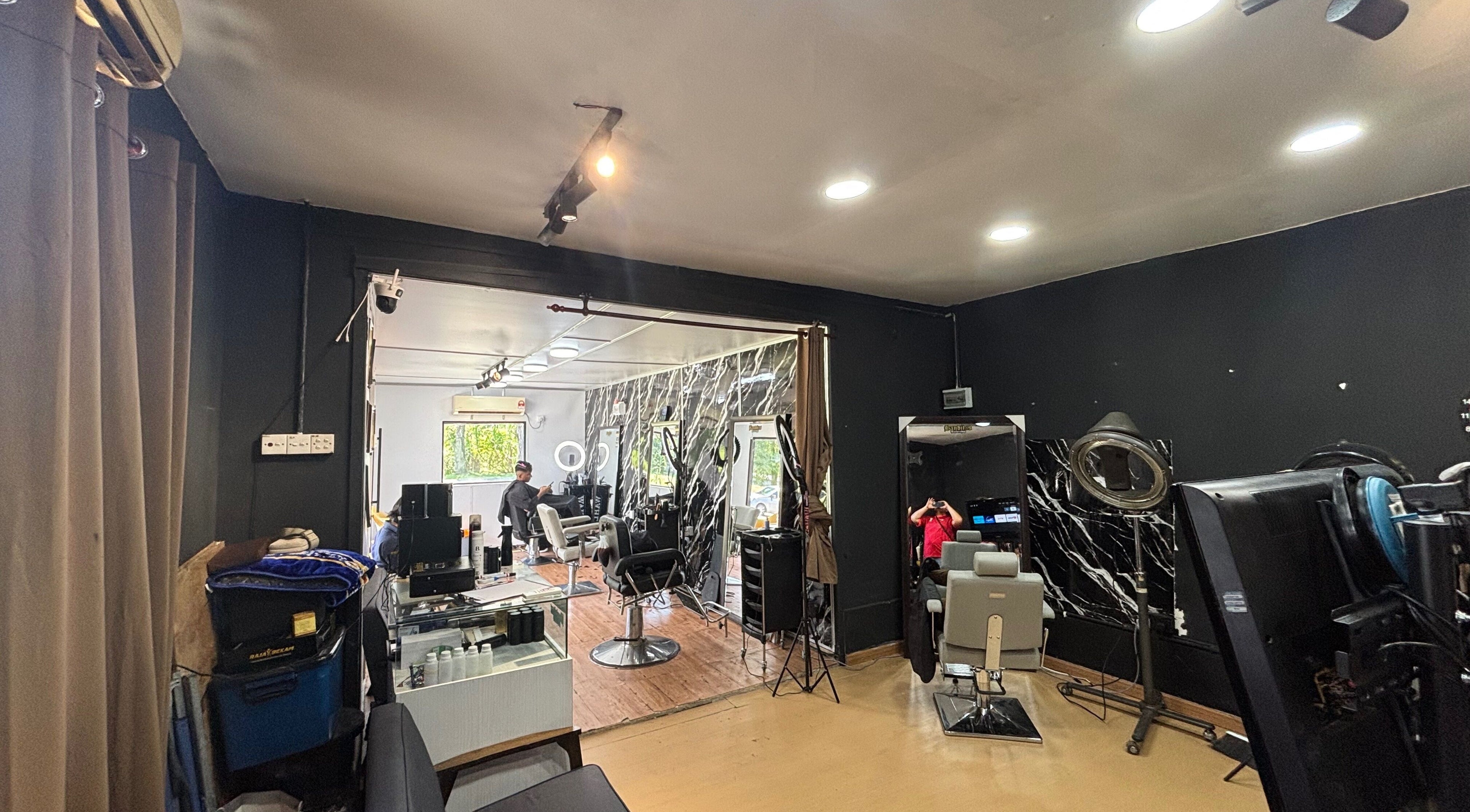 Modern interior of Banditos Barbershop in Kulai, Johor Darul Ta'zim, MY, featuring stylish barber chairs.