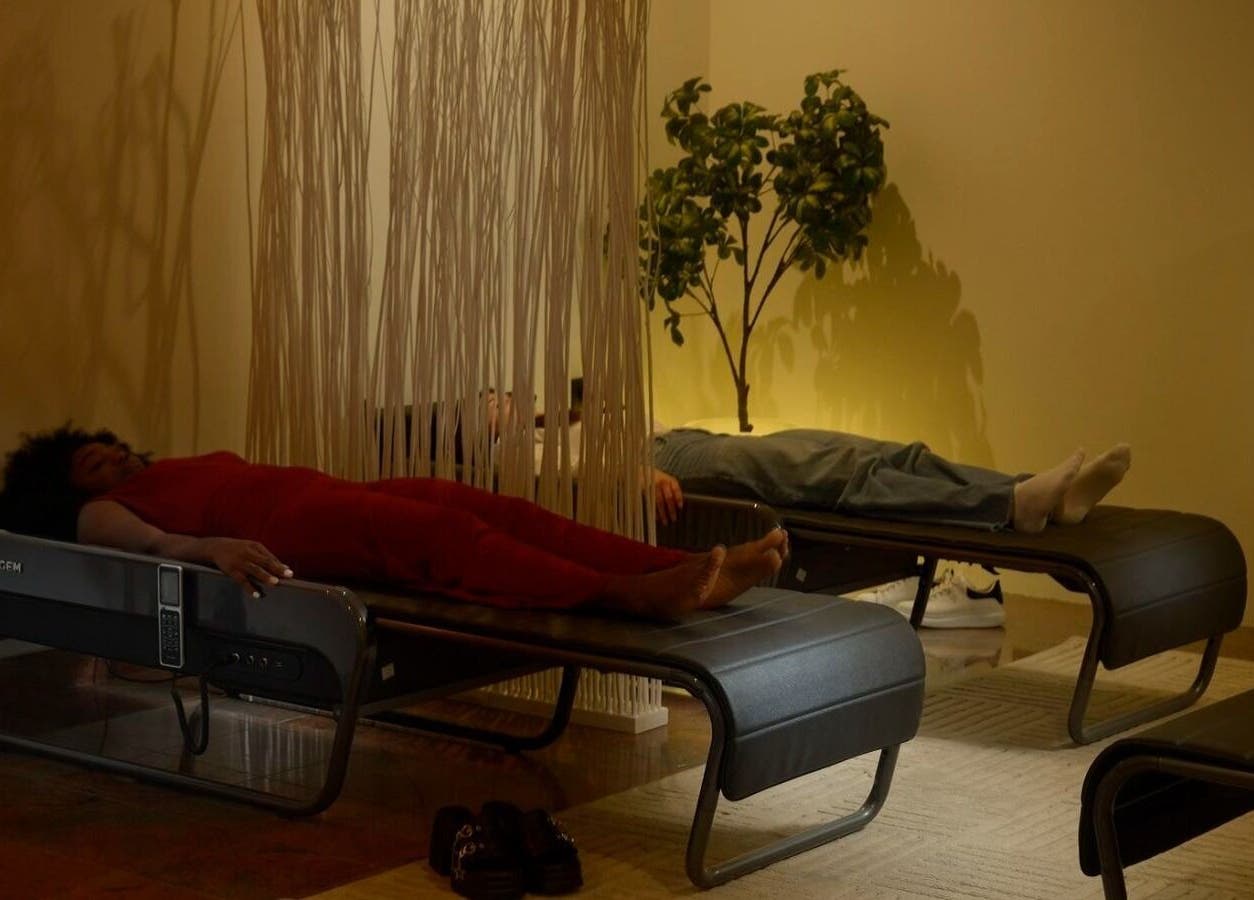 Opustite se u MassageBox. powered by CERAGEM, Zagreb, Grad Zagreb, HR. Dva gosta uživaju u ugodnoj masaži.