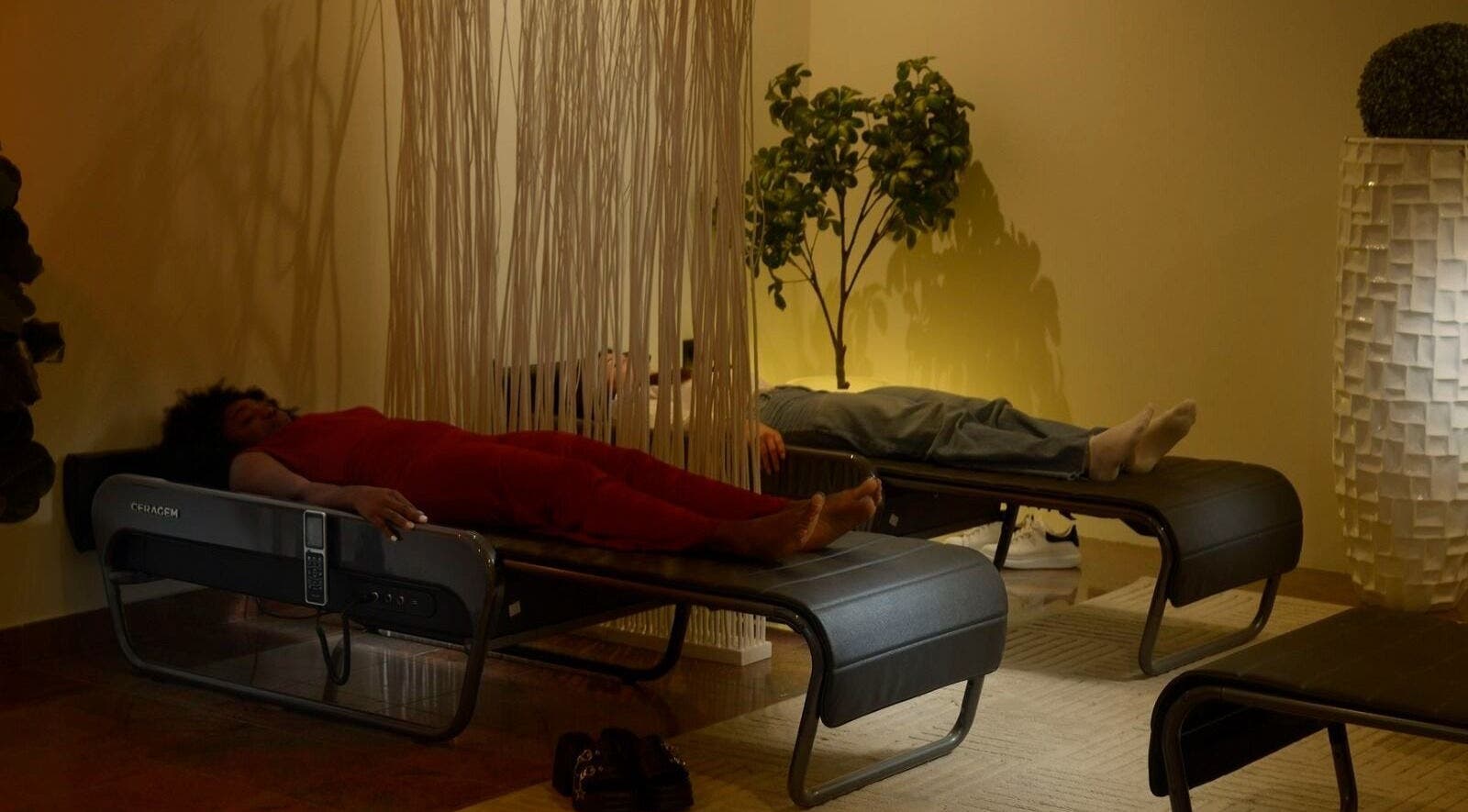 Opustite se u MassageBox. powered by CERAGEM, Zagreb, Grad Zagreb, HR. Dva gosta uživaju u ugodnoj masaži.