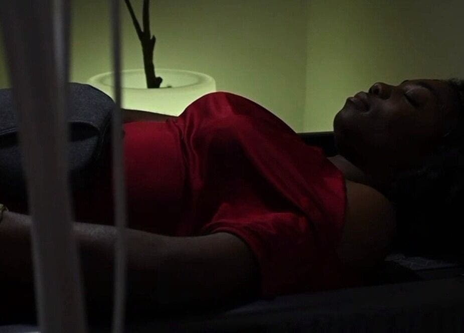 Žena uživa u opuštanju na masažnom stolu MassageBox. powered by CERAGEM u Zagrebu, Grad Zagreb, HR.