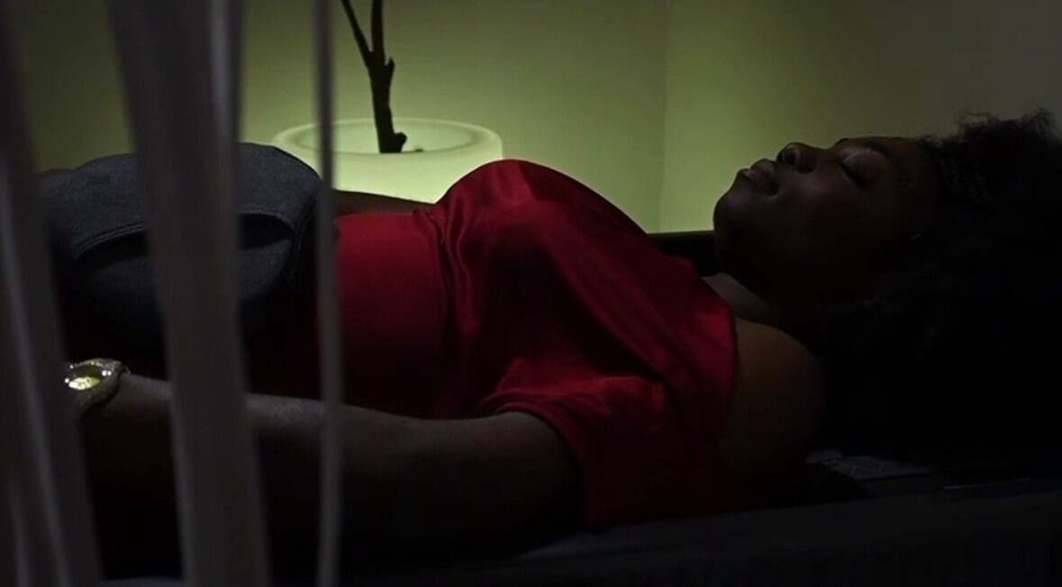 Žena uživa u opuštanju na masažnom stolu MassageBox. powered by CERAGEM u Zagrebu, Grad Zagreb, HR.