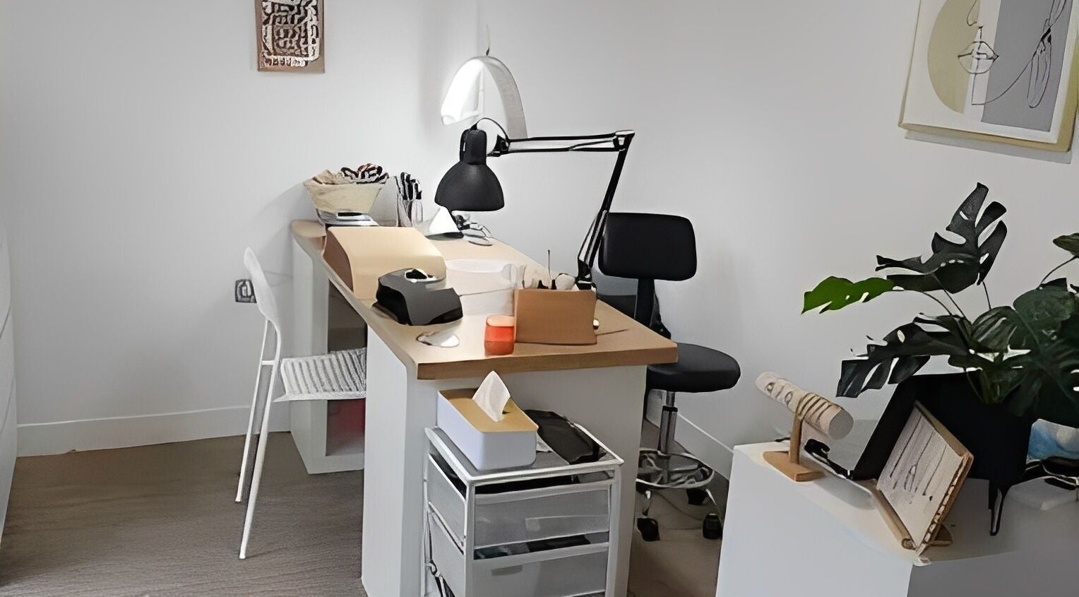 Espace de travail élégant à L'atelier de Julie, Courrières, Hauts-de-France, FR, offrant un décor moderne.