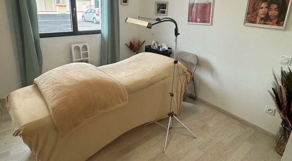 Salle de bien-être avec table de massage à Maison d’Alesa, Labastide-saint-georges, Occitanie, FR.