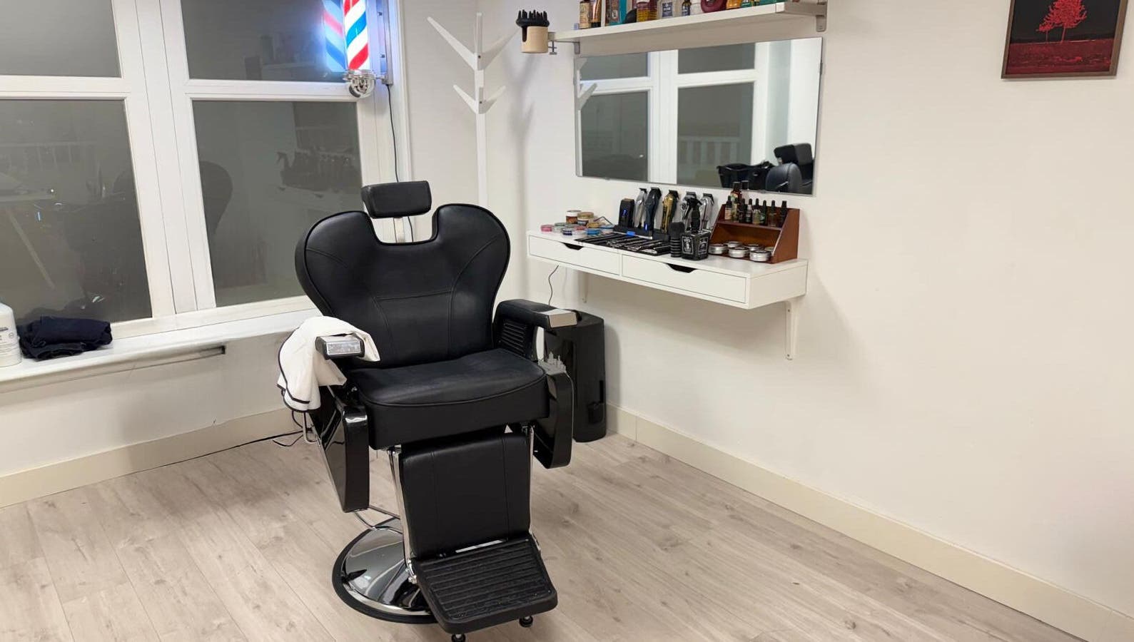 Moderne kappersstoel bij CutzByTravis in Amsterdam, Noord-Holland, NL voor ultiem comfort en stijl.