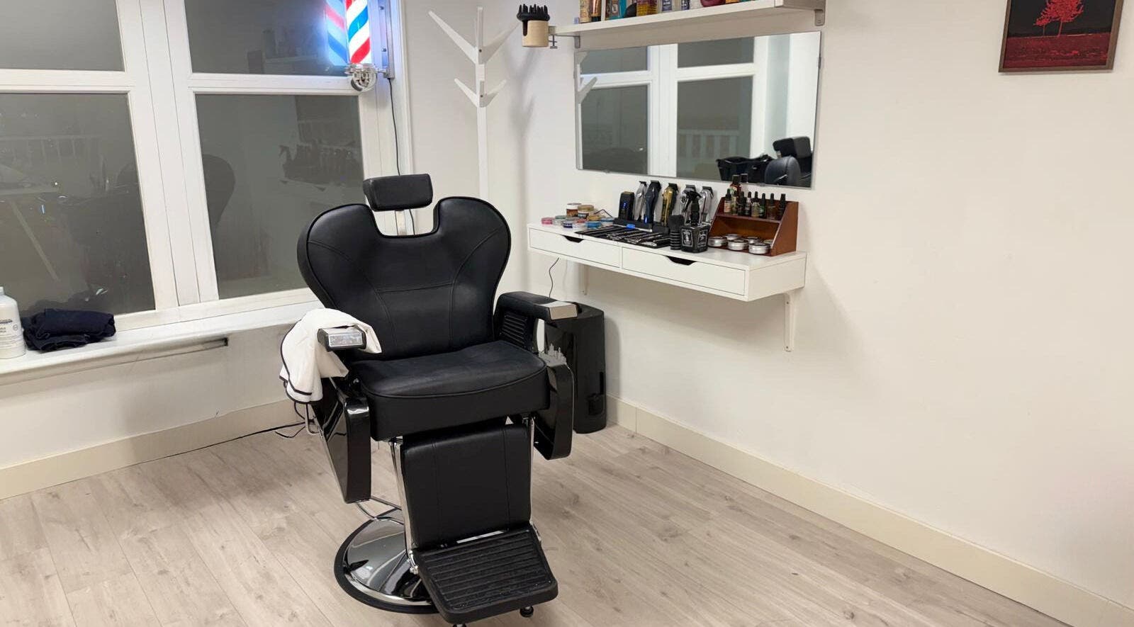 Moderne kappersstoel bij CutzByTravis in Amsterdam, Noord-Holland, NL voor ultiem comfort en stijl.