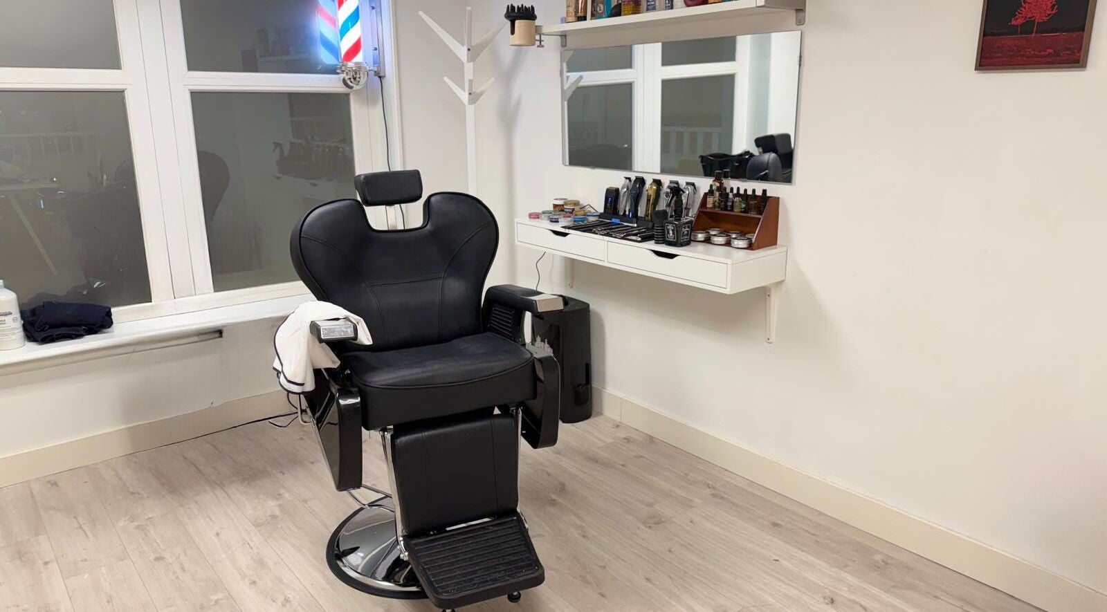 Moderne kappersstoel bij CutzByTravis in Amsterdam, Noord-Holland, NL voor ultiem comfort en stijl.