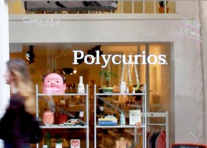 Vooraanzicht van een winkel in Amsterdam, met decoratieve objecten in de etalage bij CutzByTravis.