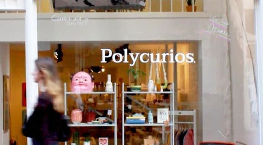 Vooraanzicht van een winkel in Amsterdam, met decoratieve objecten in de etalage bij CutzByTravis.