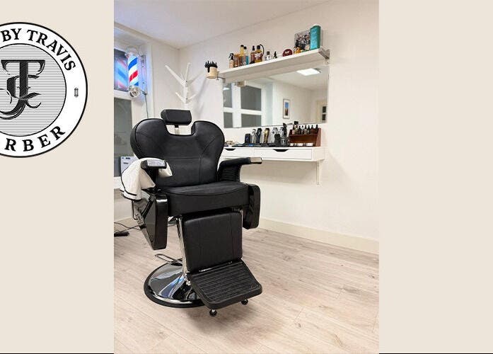 Stijlvolle kappersstoel bij CutzByTravis in Amsterdam, Noord-Holland, NL. Modern en comfortabel ingericht.