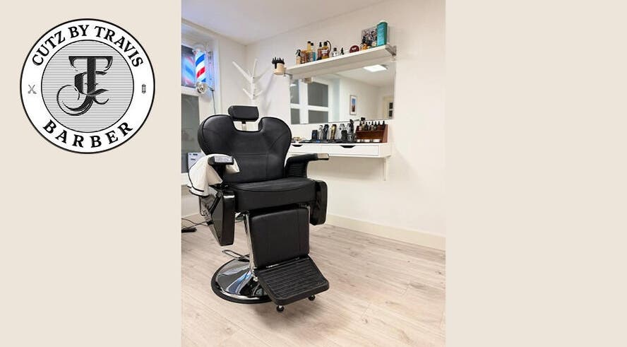 Stijlvolle kappersstoel bij CutzByTravis in Amsterdam, Noord-Holland, NL. Modern en comfortabel ingericht.