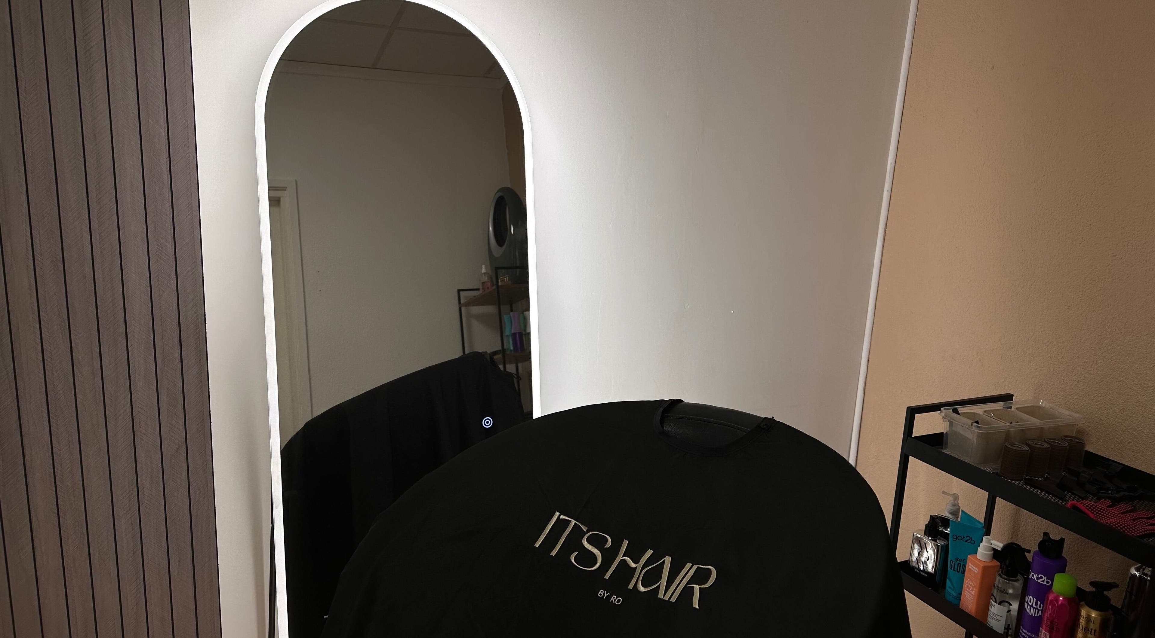 Stijlvolle haarstudio bij It's hair by Ro in Zeist, Utrecht, NL met moderne spiegel en verzorgingsproducten.