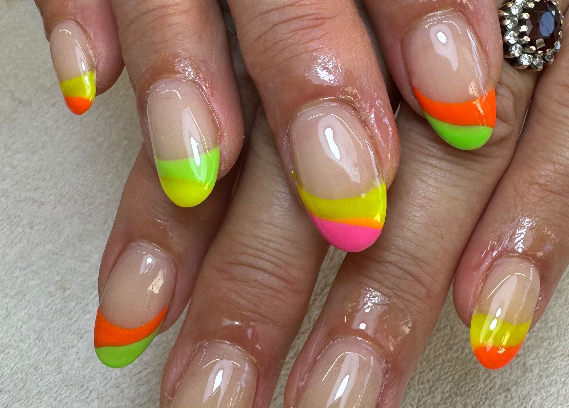 Móng tay vẽ nghệ thuật neon tại Natural Nail, Birmingham, England, GB.