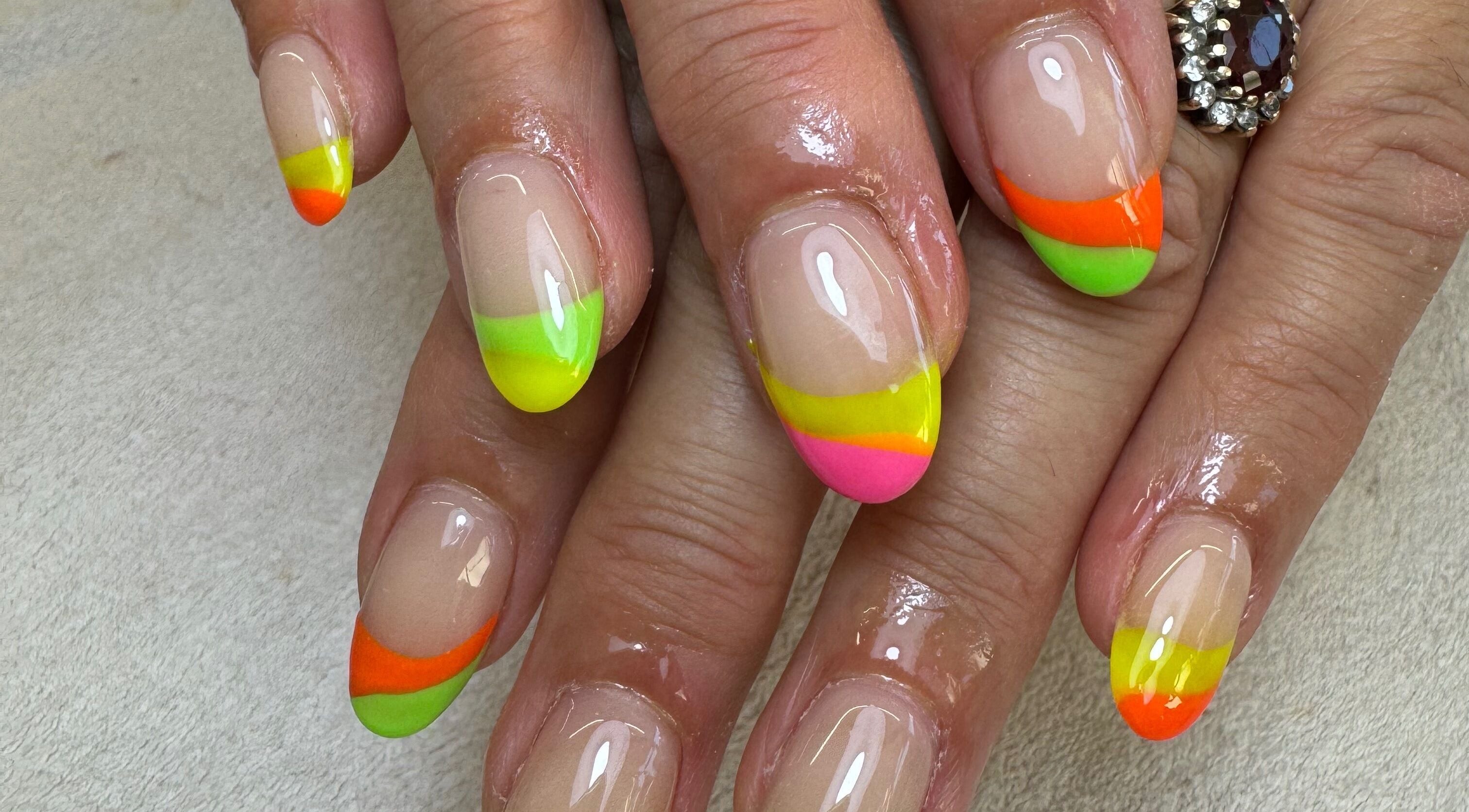Móng tay vẽ nghệ thuật neon tại Natural Nail, Birmingham, England, GB.