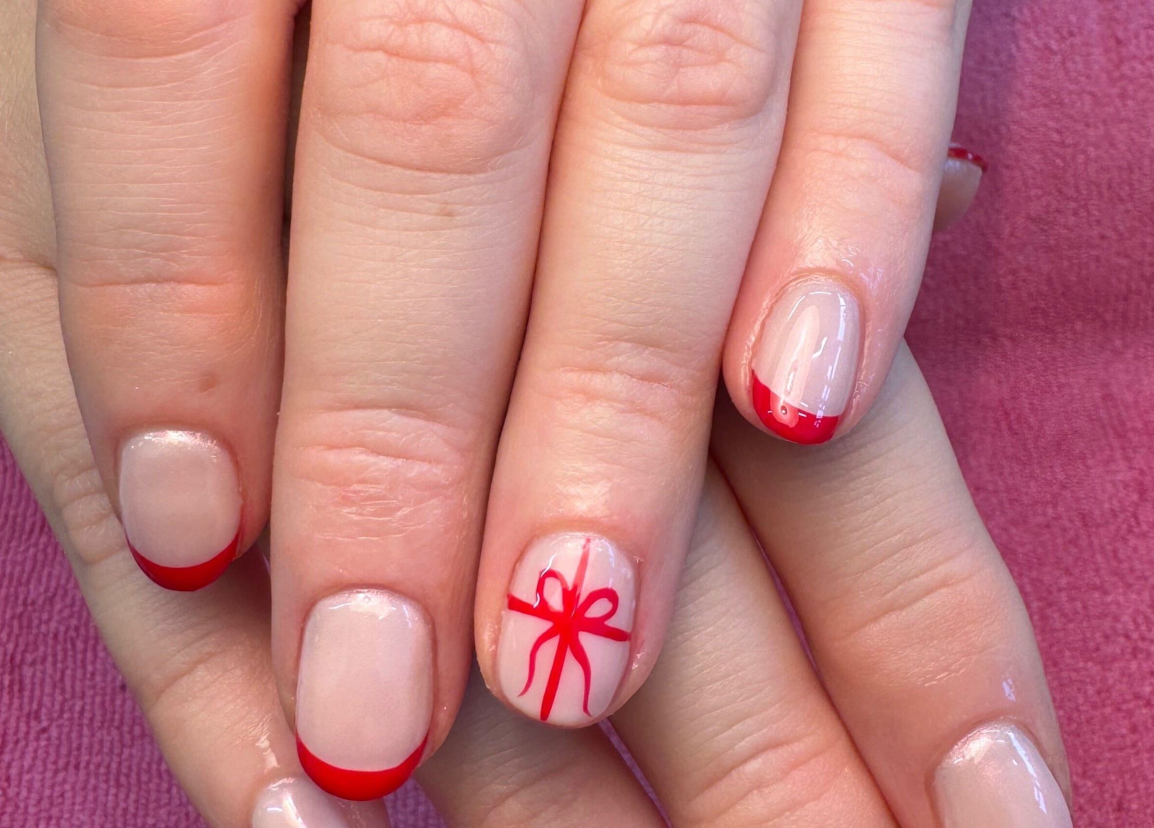 Thiết kế móng nghệ thuật đỏ tại Natural Nail, Birmingham, England, GB.