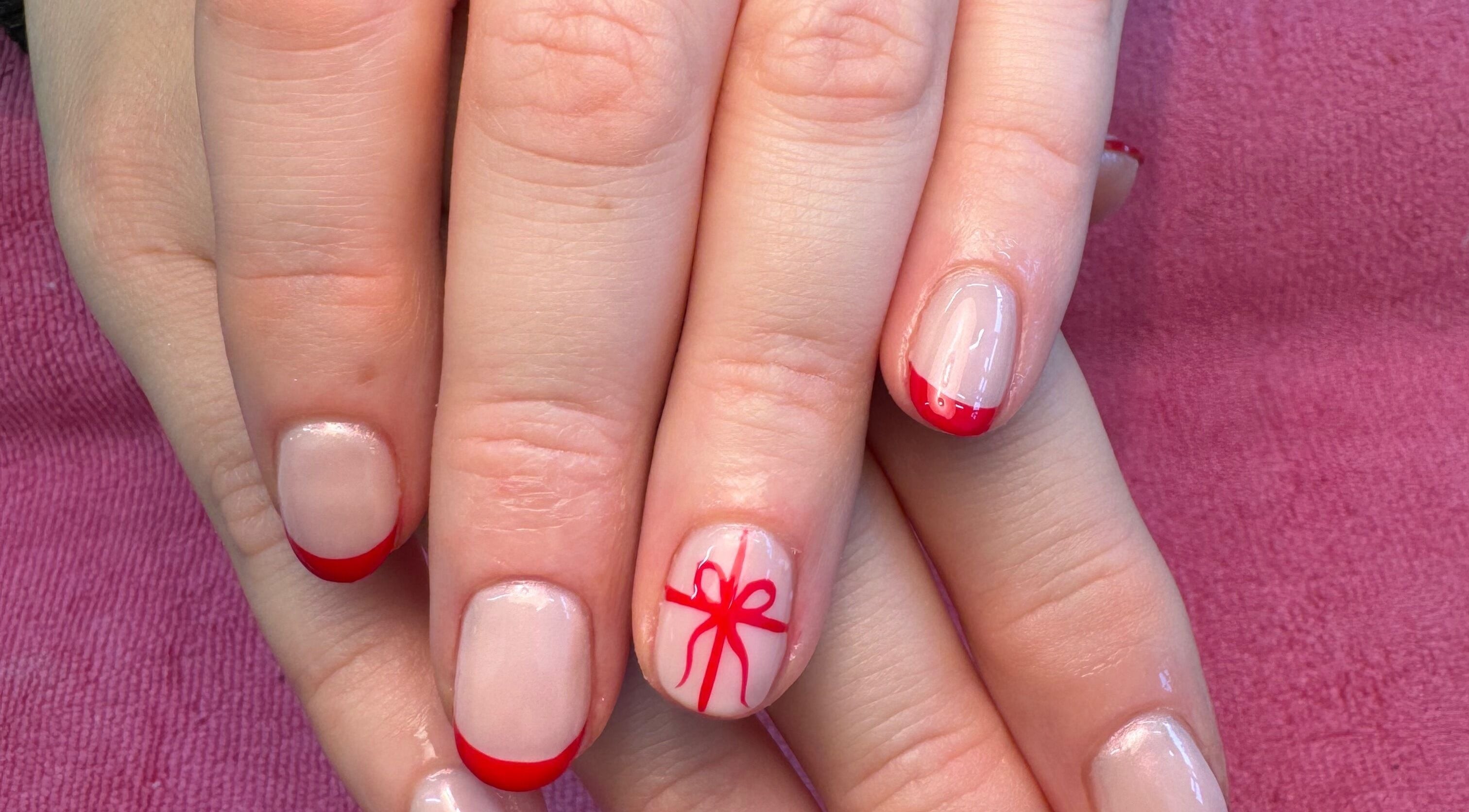 Thiết kế móng nghệ thuật đỏ tại Natural Nail, Birmingham, England, GB.