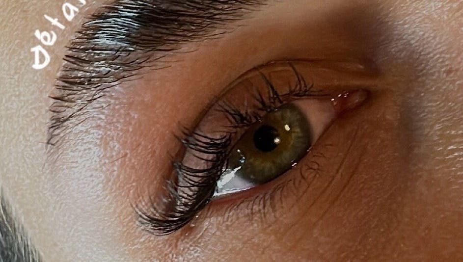 Sublimes cils rehaussés chez ManaEyes à Valence, Auvergne-rhône-alpes, FR, montrant un œil magnifiquement maquillé.