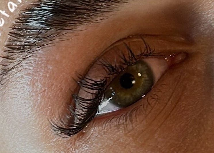Sublimes cils rehaussés chez ManaEyes à Valence, Auvergne-rhône-alpes, FR, montrant un œil magnifiquement maquillé.