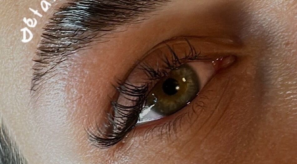 Sublimes cils rehaussés chez ManaEyes à Valence, Auvergne-rhône-alpes, FR, montrant un œil magnifiquement maquillé.