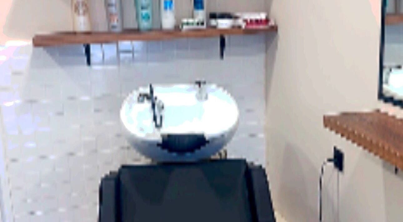 Elegant wash station at Eri hair&style, Kesariani, GR, featuring a stylish basin and grooming products.