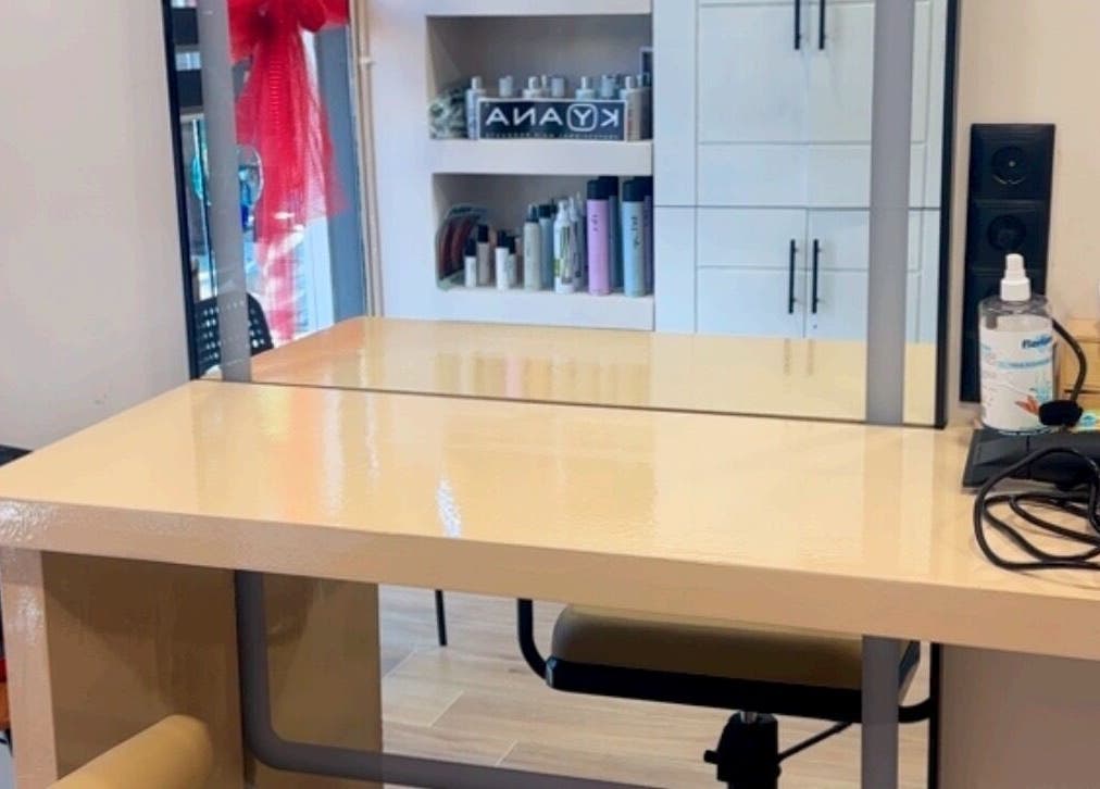 Styling station at Eri hair&style in Kesariani, GR with beauty products and styling tools.