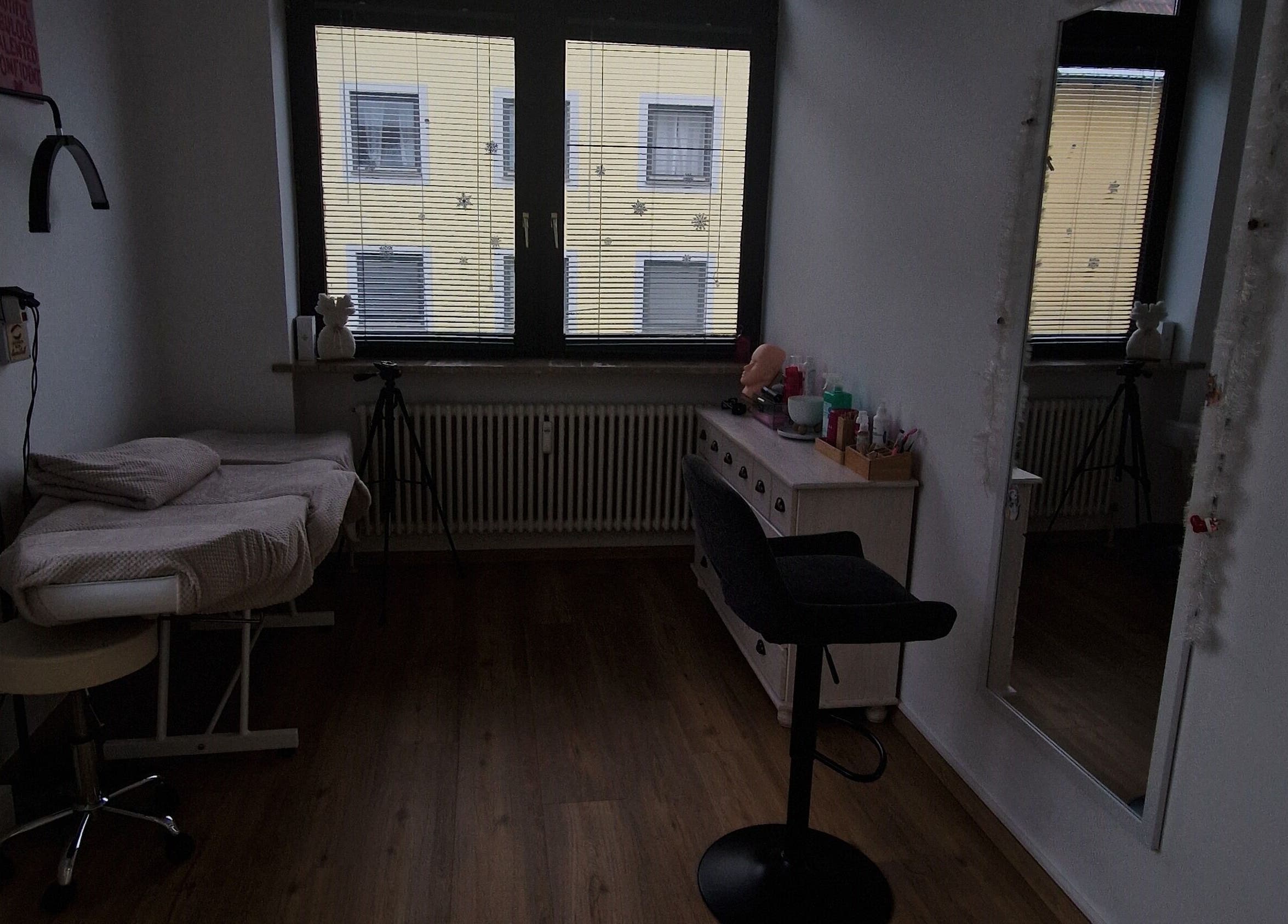 Gemütlicher Behandlungsraum bei Lash & Brow Room lamilab, Parsberg, Bayern, DE mit Massageliege und Spiegel.