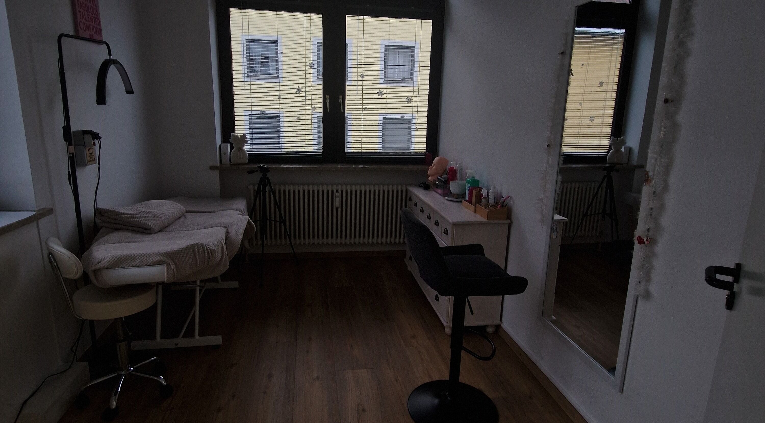 Gemütlicher Behandlungsraum bei Lash & Brow Room lamilab, Parsberg, Bayern, DE mit Massageliege und Spiegel.