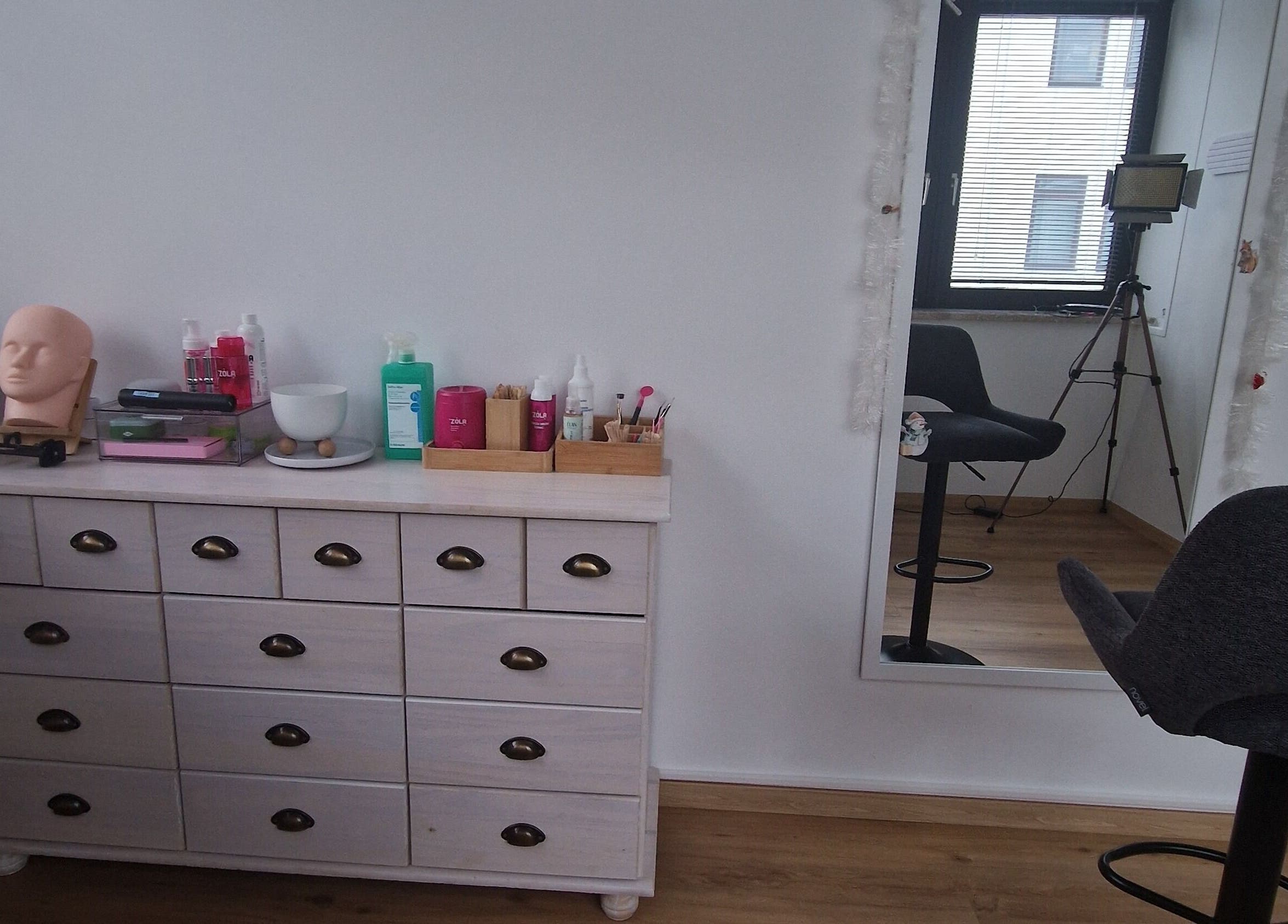 Moderne Einrichtung im Lash & Brow Room lamilab, Parsberg, Bayern, DE mit Kosmetikprodukten und Spiegel.