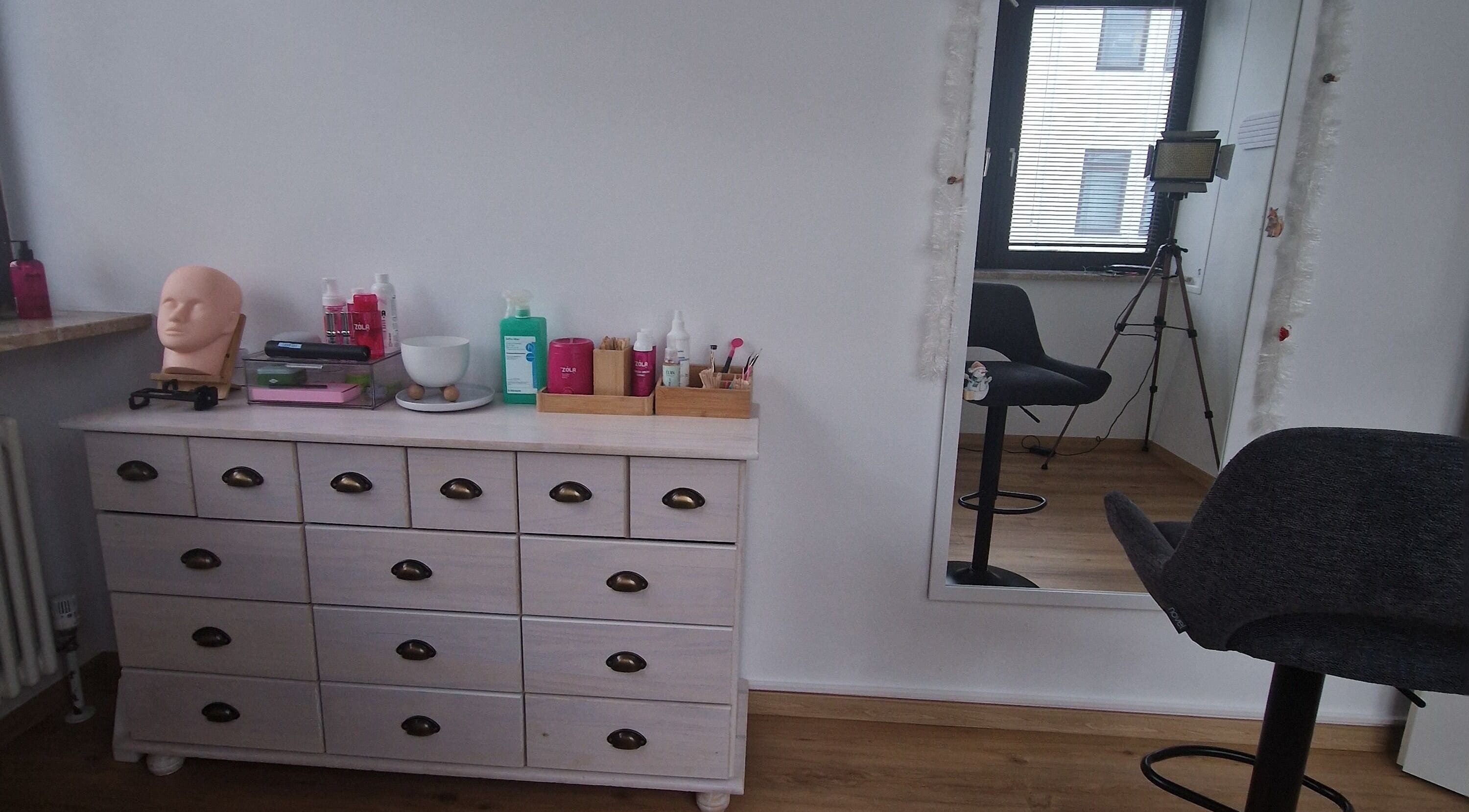 Moderne Einrichtung im Lash & Brow Room lamilab, Parsberg, Bayern, DE mit Kosmetikprodukten und Spiegel.