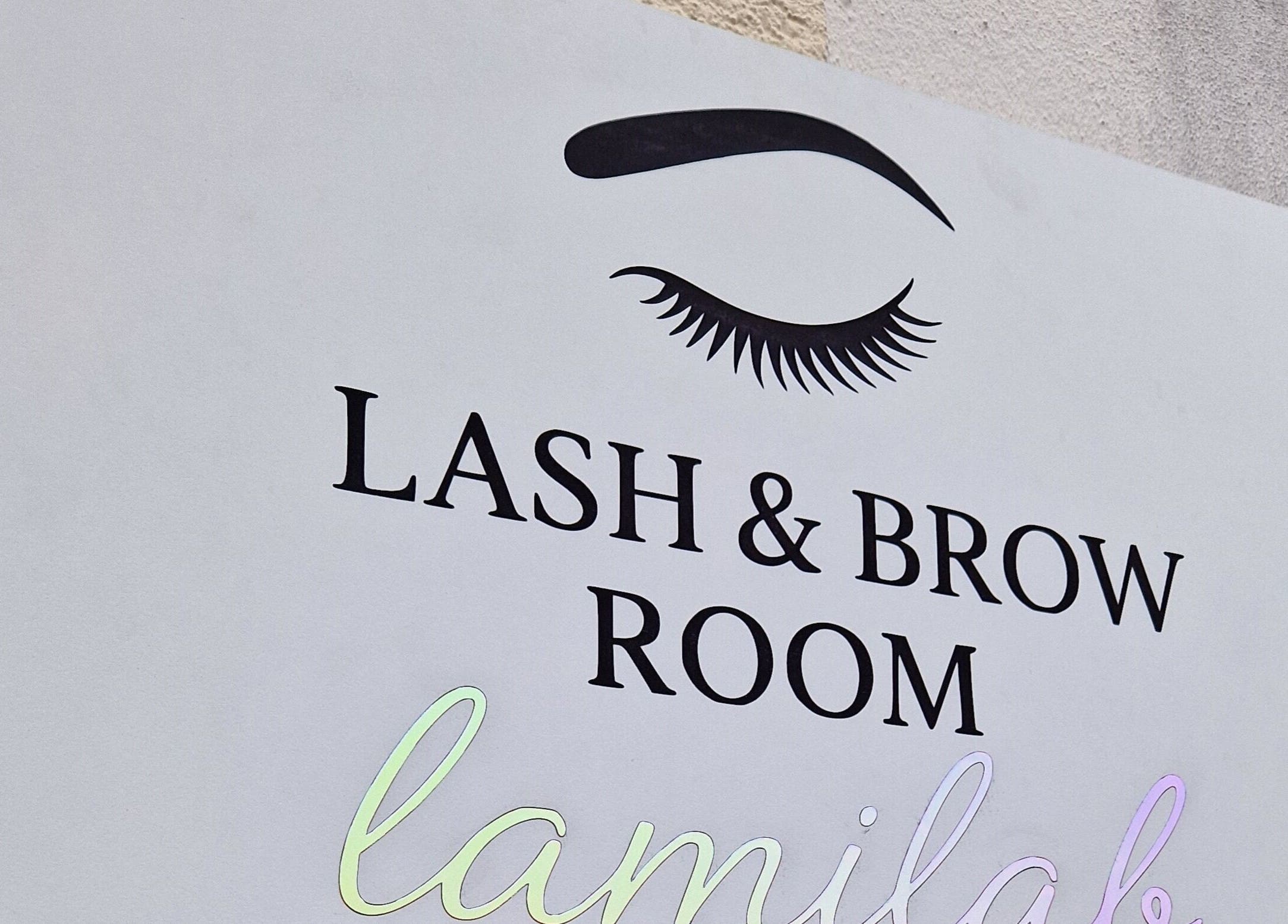 Elegantes Schild bei Lash & Brow Room lamilab in Parsberg, Bayern, DE.
