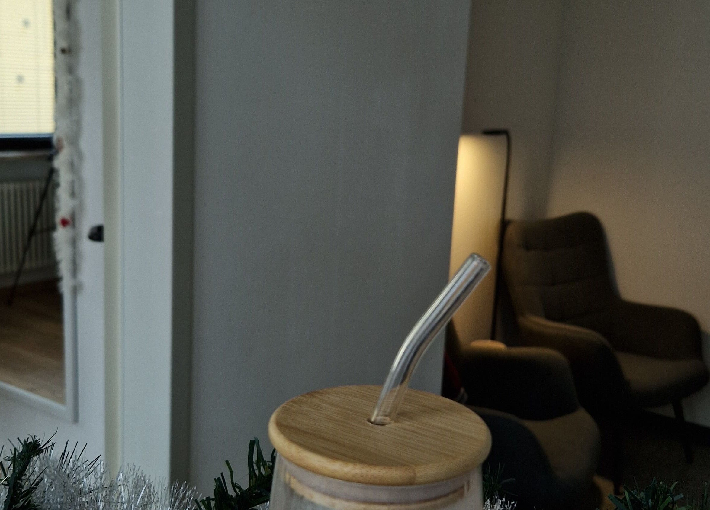 Gemütlicher Wartebereich im Lash & Brow Room lamilab, Parsberg, Bayern, DE mit bequemen Sesseln.