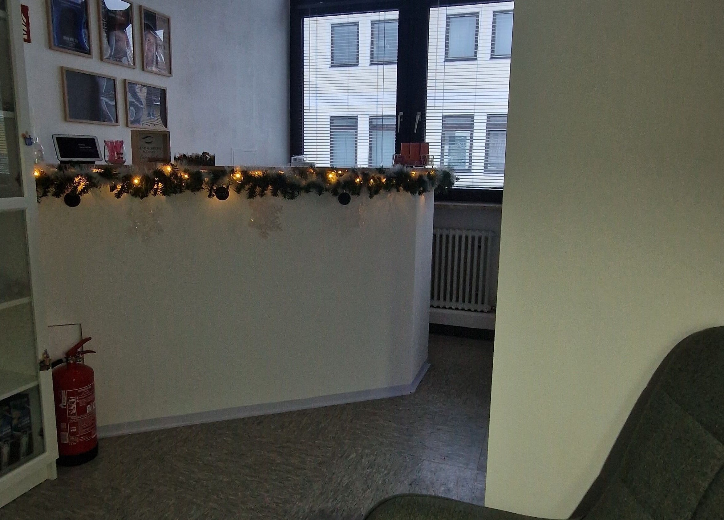 Begrüßungsbereich im Lash & Brow Room lamilab, Parsberg, Bayern, DE, festlich dekoriert mit Lichtern.