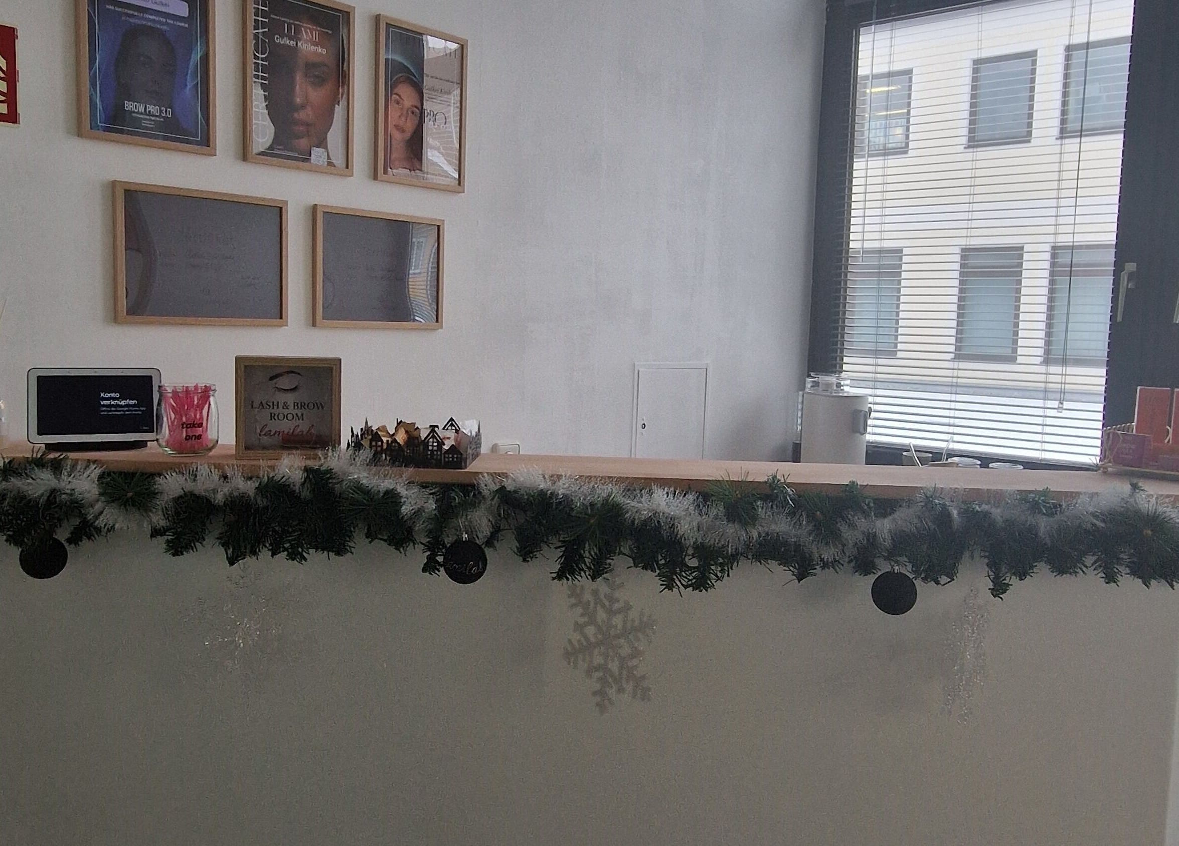 Weihnachtlich dekorierte Empfangstheke im Lash & Brow Room lamilab, Parsberg, Bayern, DE.