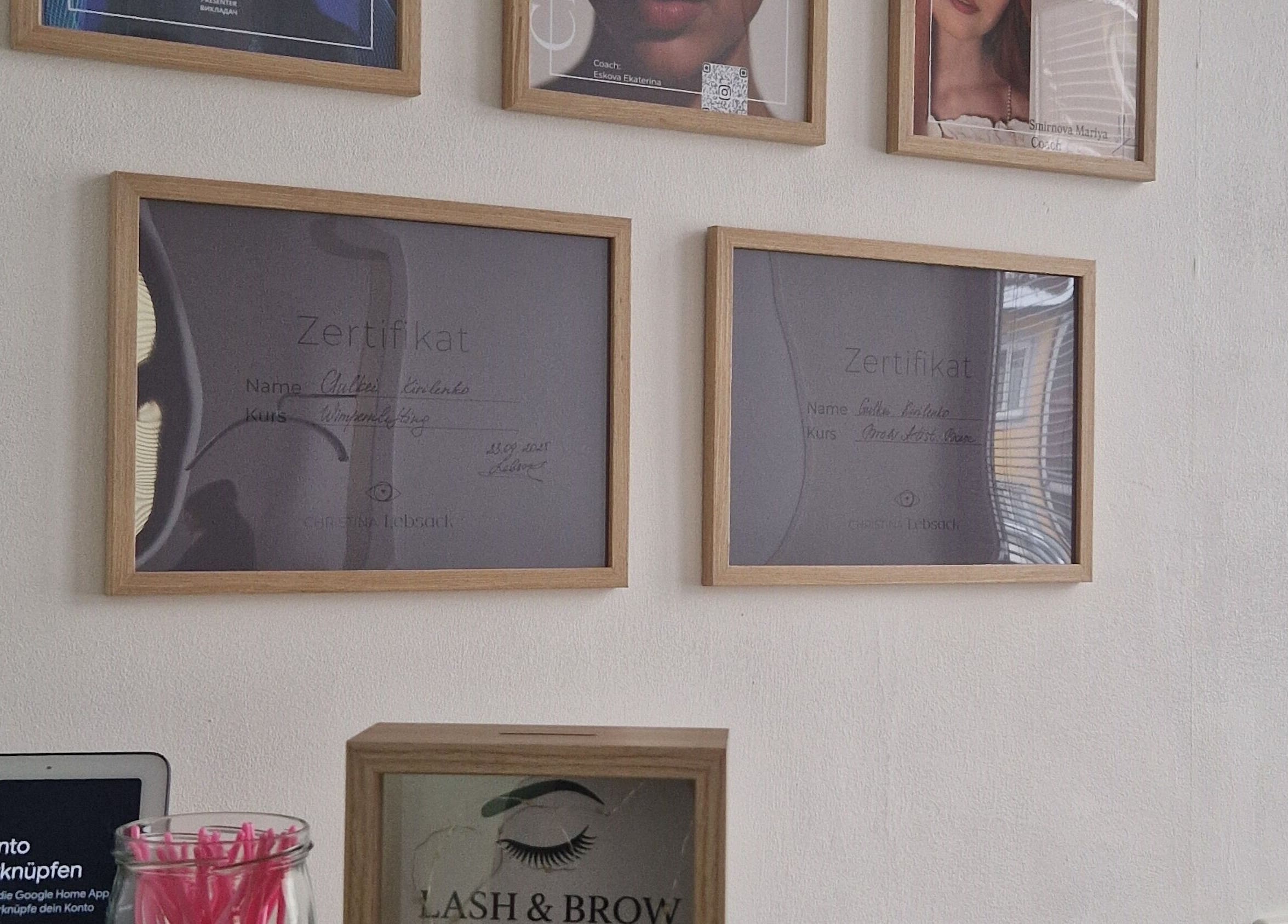 Zertifikate an der Wand bei Lash & Brow Room lamilab in Parsberg, Bayern, DE.