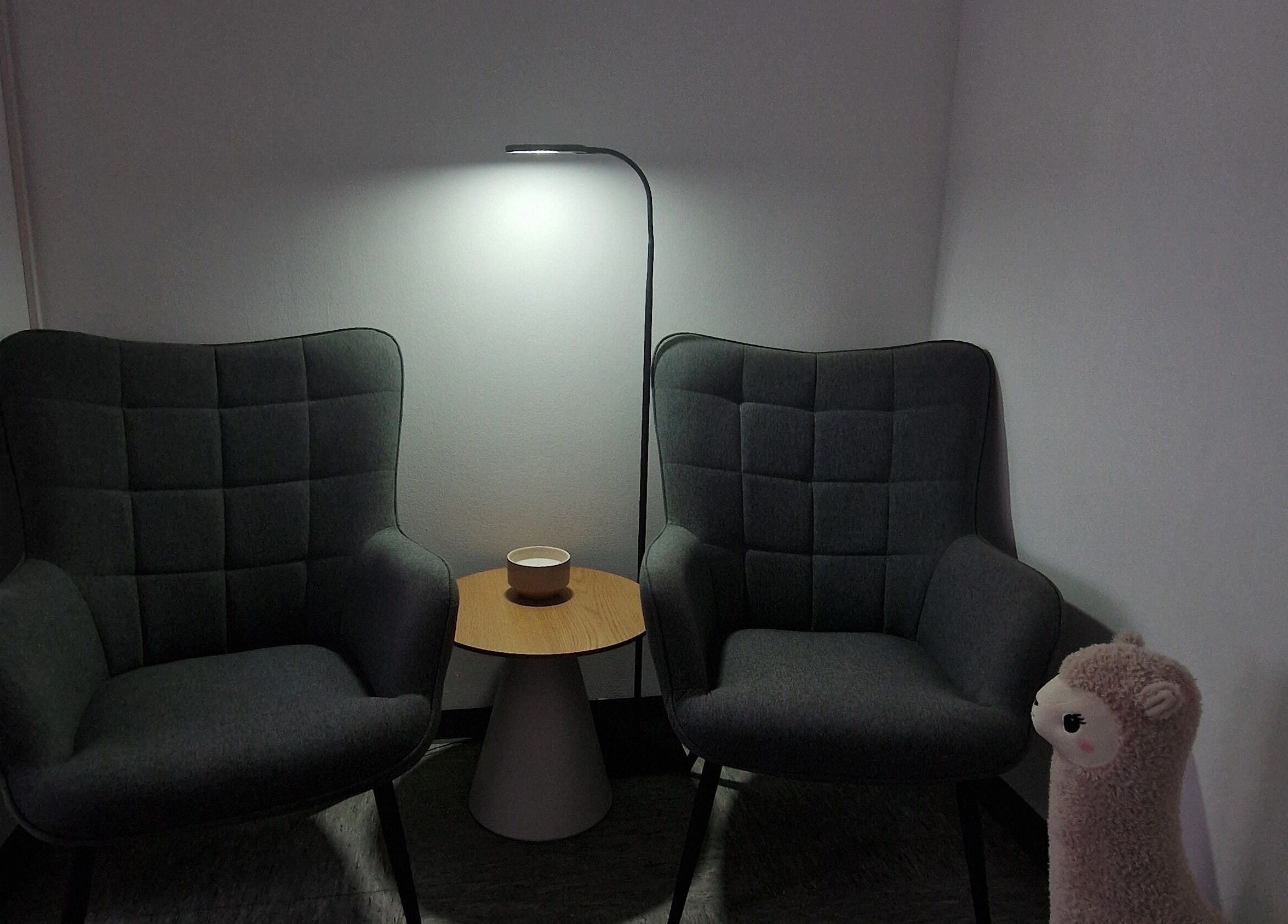 Gemütliche Sitzecke bei Lash & Brow Room lamilab, Parsberg, Bayern, DE mit zwei Sesseln und Lampe.