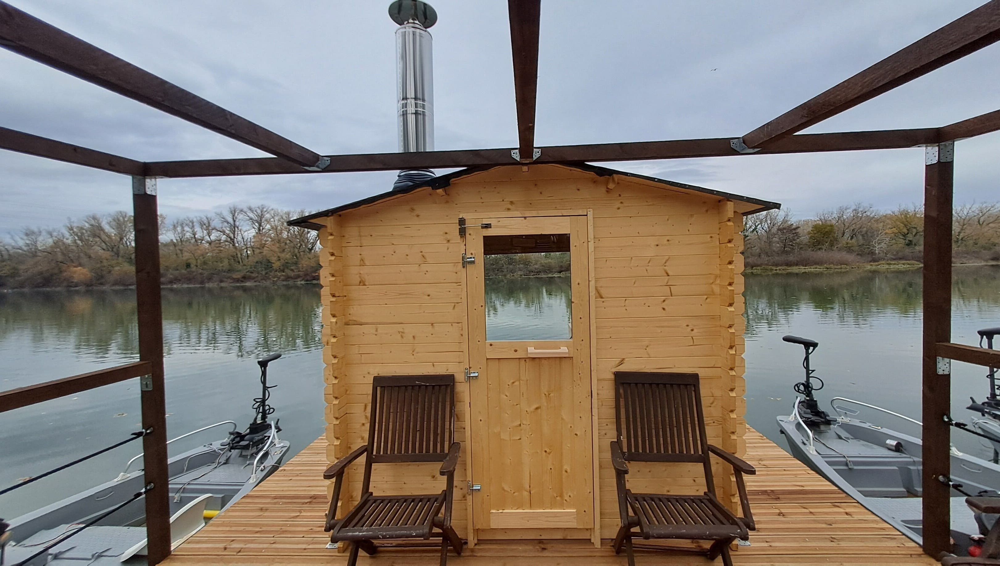 Terrasse en bois sur l'eau à ROYAL DOLPHIN, Avignon, Provence-alpes-côte D'azur, FR.