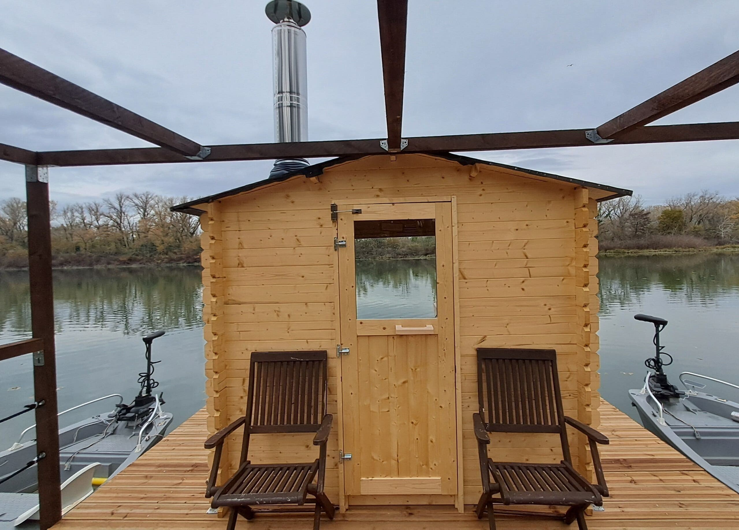 Terrasse en bois sur l'eau à ROYAL DOLPHIN, Avignon, Provence-alpes-côte D'azur, FR.