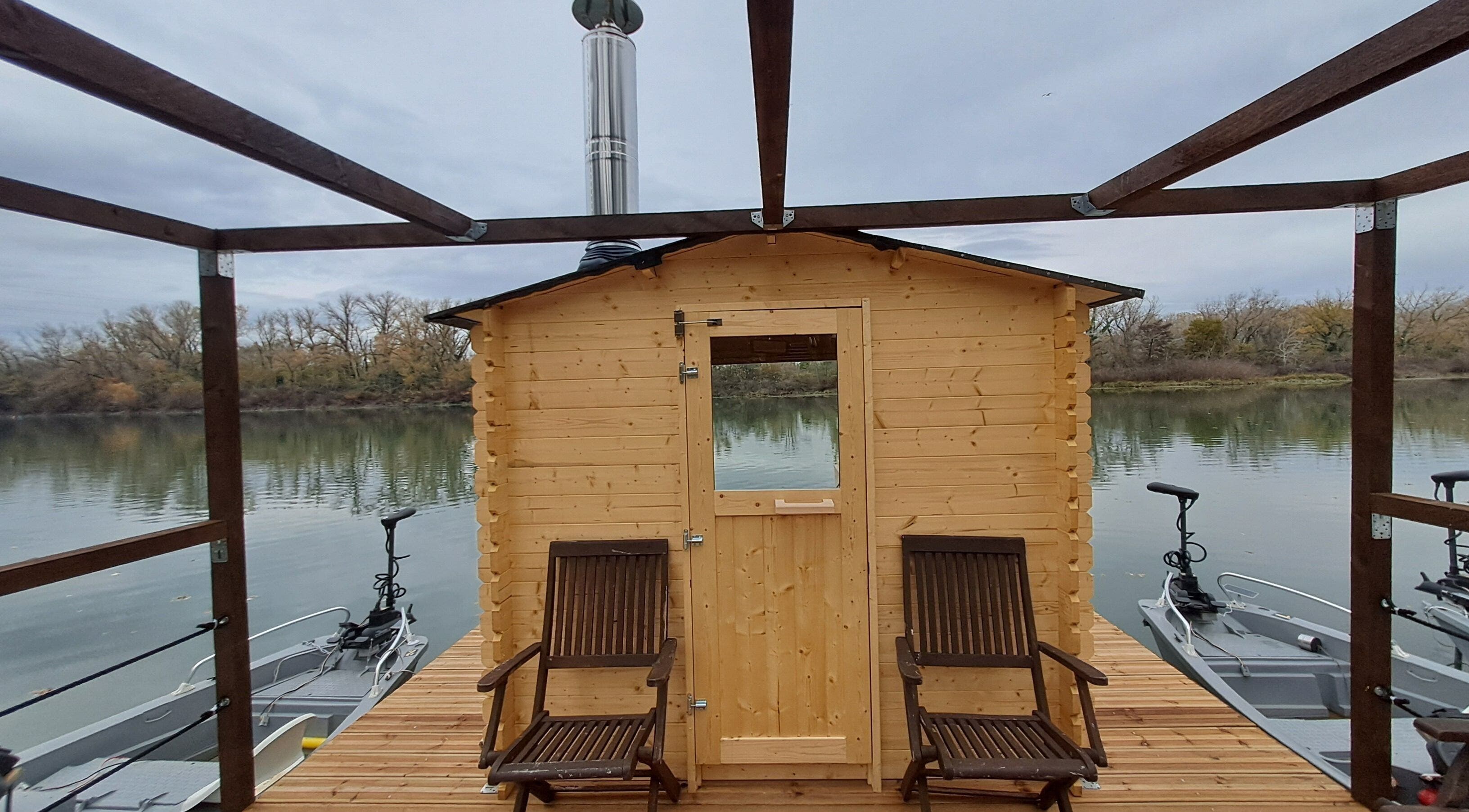 Terrasse en bois sur l'eau à ROYAL DOLPHIN, Avignon, Provence-alpes-côte D'azur, FR.