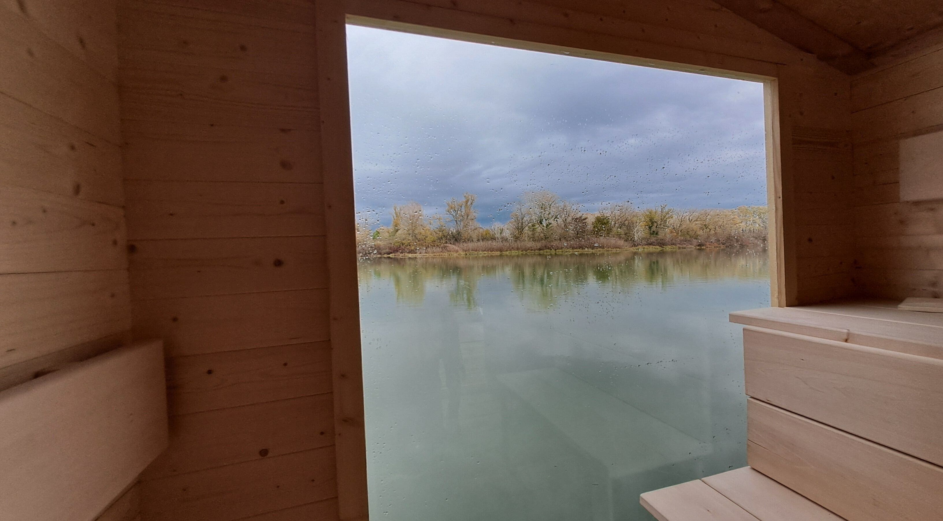 Vue d'une cabine de sauna avec fenêtre sur la rivière à ROYAL DOLPHIN, Avignon, Provence-Alpes-Côte d'Azur, FR.