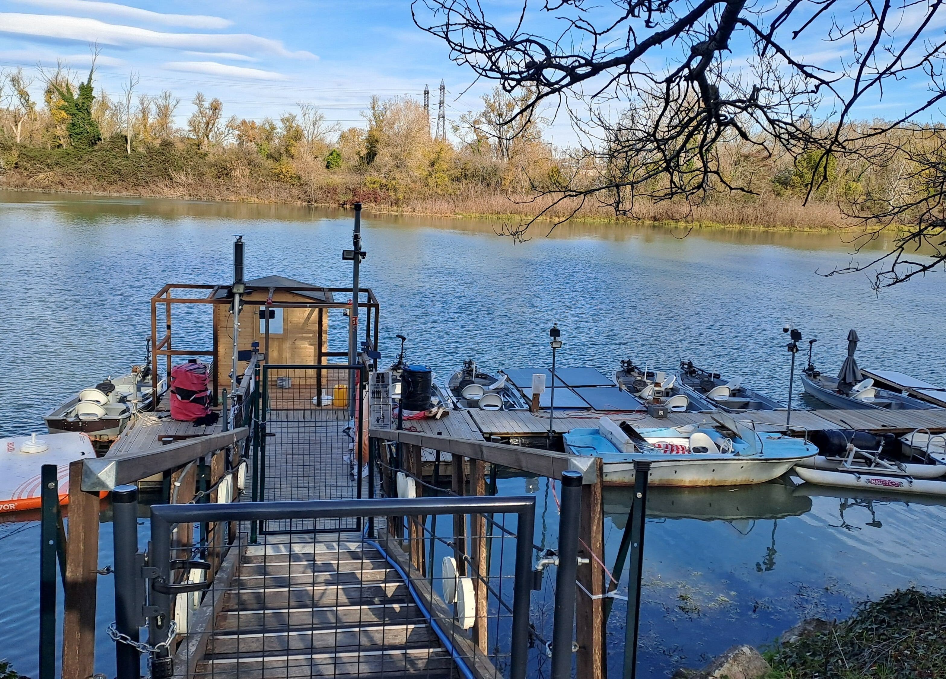 Quai paisible au ROYAL DOLPHIN, Avignon, Provence-alpes-côte D'azur, FR, bordé par une rivière tranquille.