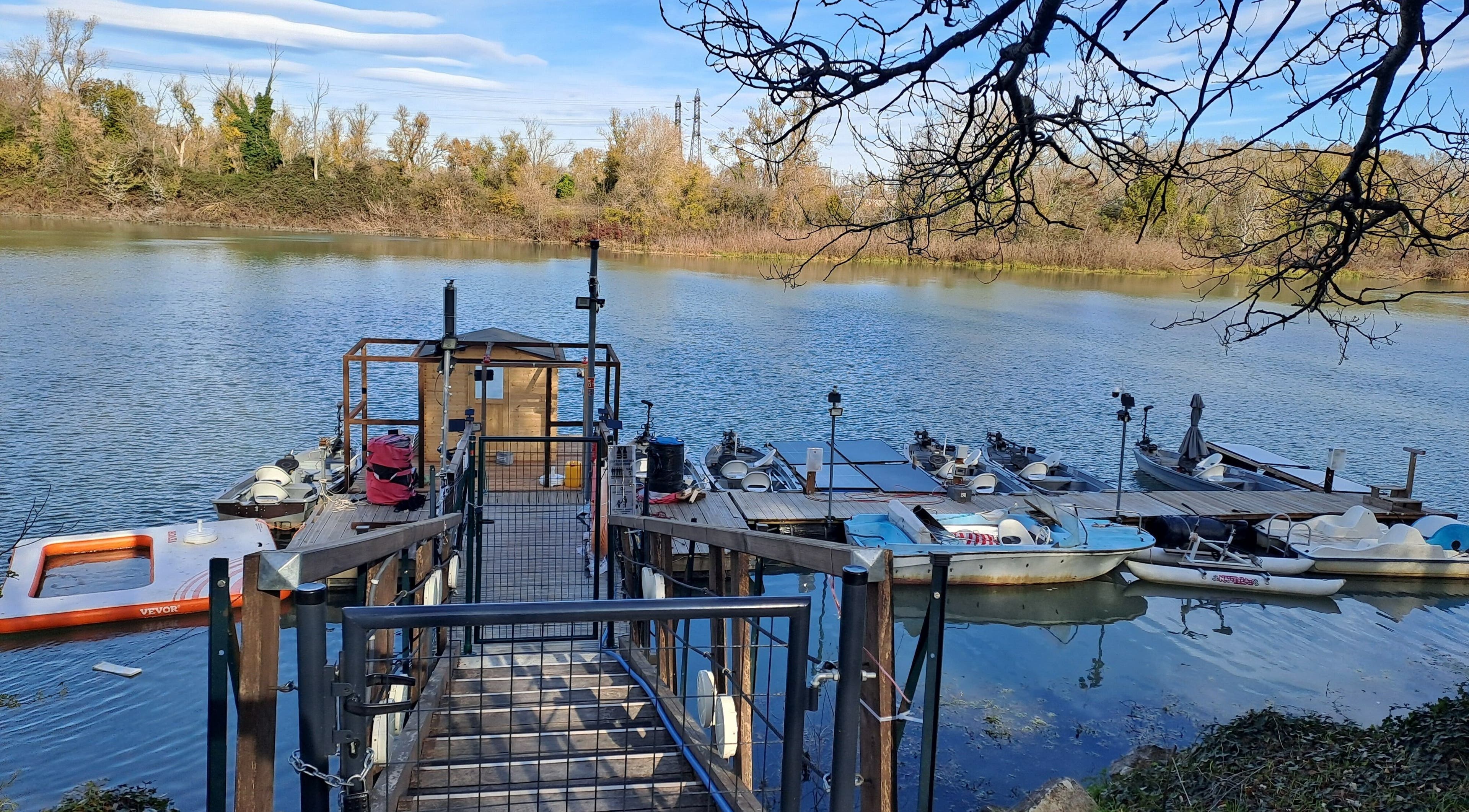Quai paisible au ROYAL DOLPHIN, Avignon, Provence-alpes-côte D'azur, FR, bordé par une rivière tranquille.