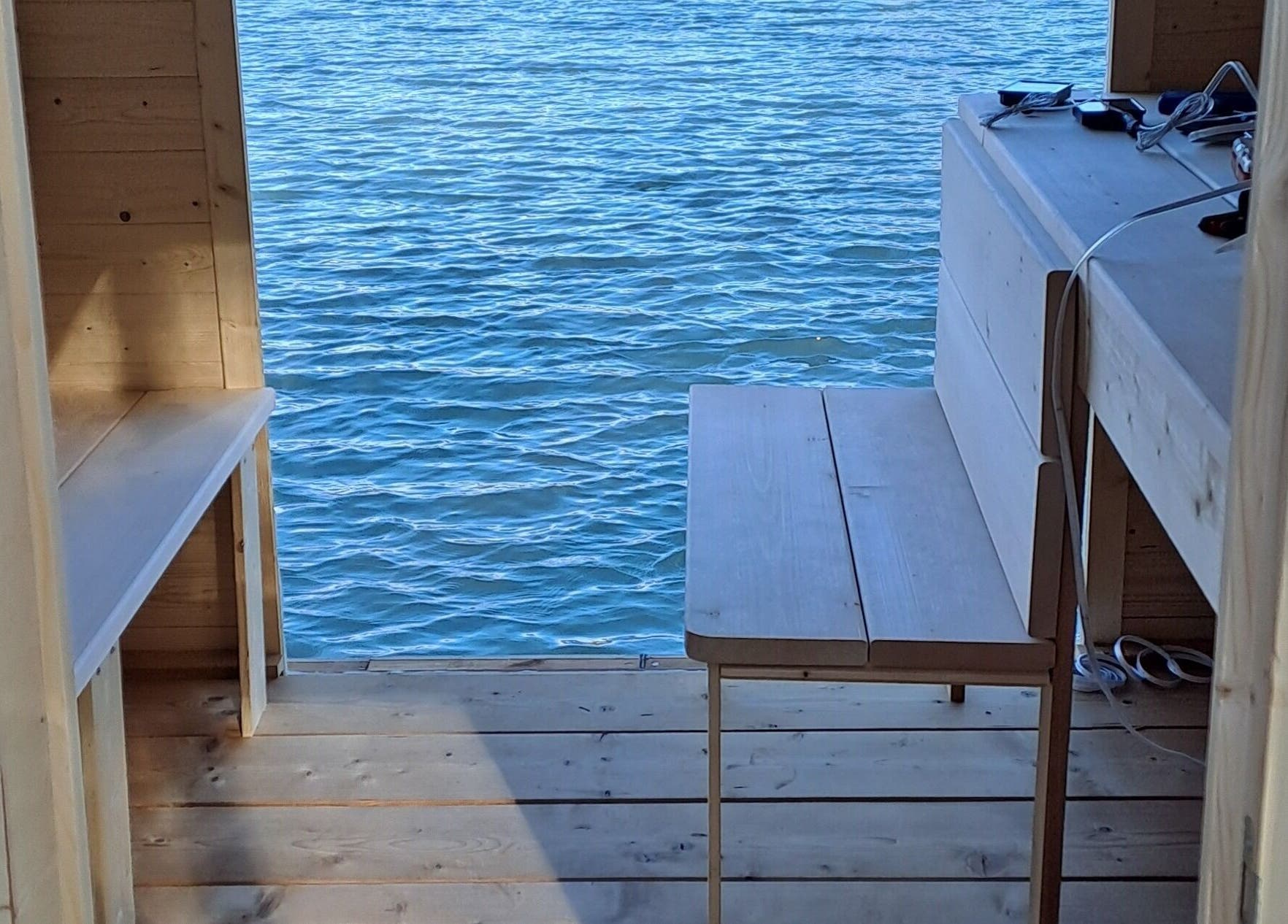 Vue de la terrasse intérieure en bois à ROYAL DOLPHIN, Avignon, Provence-alpes-côte D'azur, FR, donnant sur l'eau.