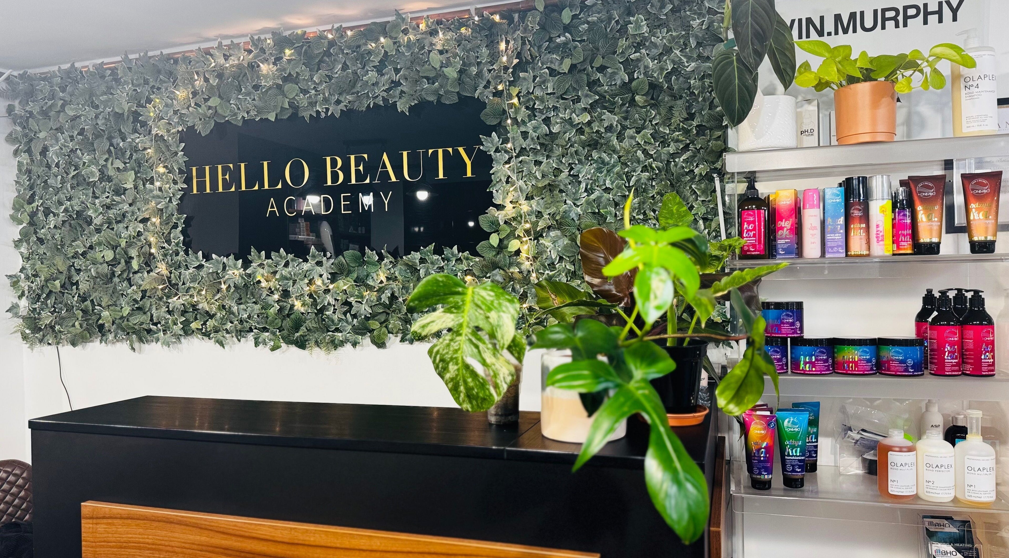 Stylowe wnętrze Kaz.stylist w Peterborough, GB, z dekoracją roślinną i produktami kosmetycznymi na półkach.