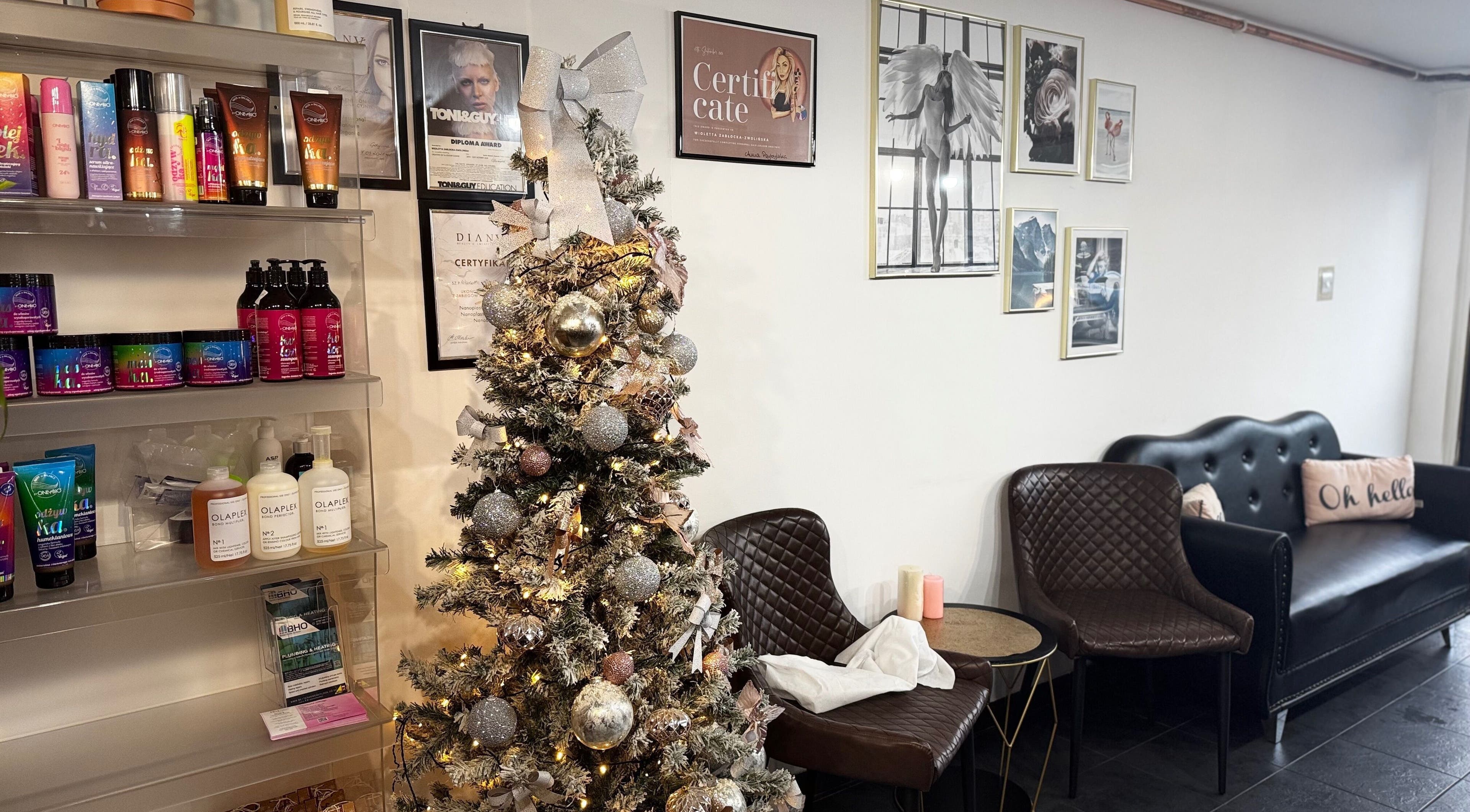Kaz.stylist w Peterborough, Anglia, GB. Salon z choinką, produktami do włosów i nowoczesnym wystrojem.