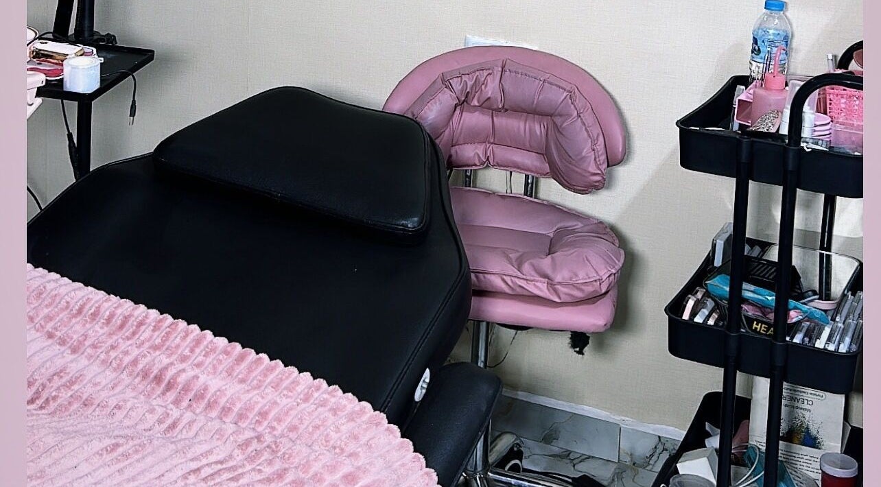 Comfortable beauty treatment setup at Beautyvogue.ng, Shomolu, Lagos, NG with cozy seating and tools.