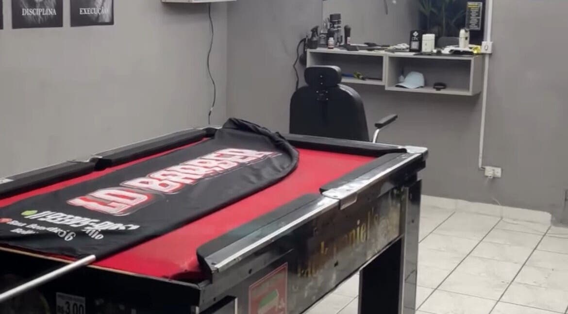 Mesa de sinuca com capa LD BARBER em salão em São Paulo, São Paulo, BR.