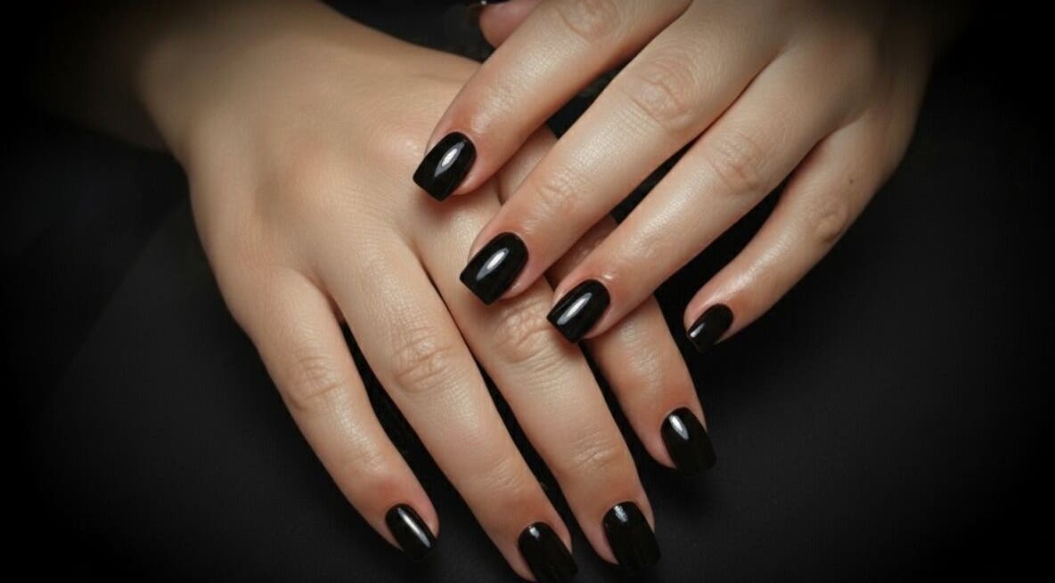 Mains avec vernis noir à Nails Studio by Oum, Lahonce, Nouvelle-Aquitaine, FR.