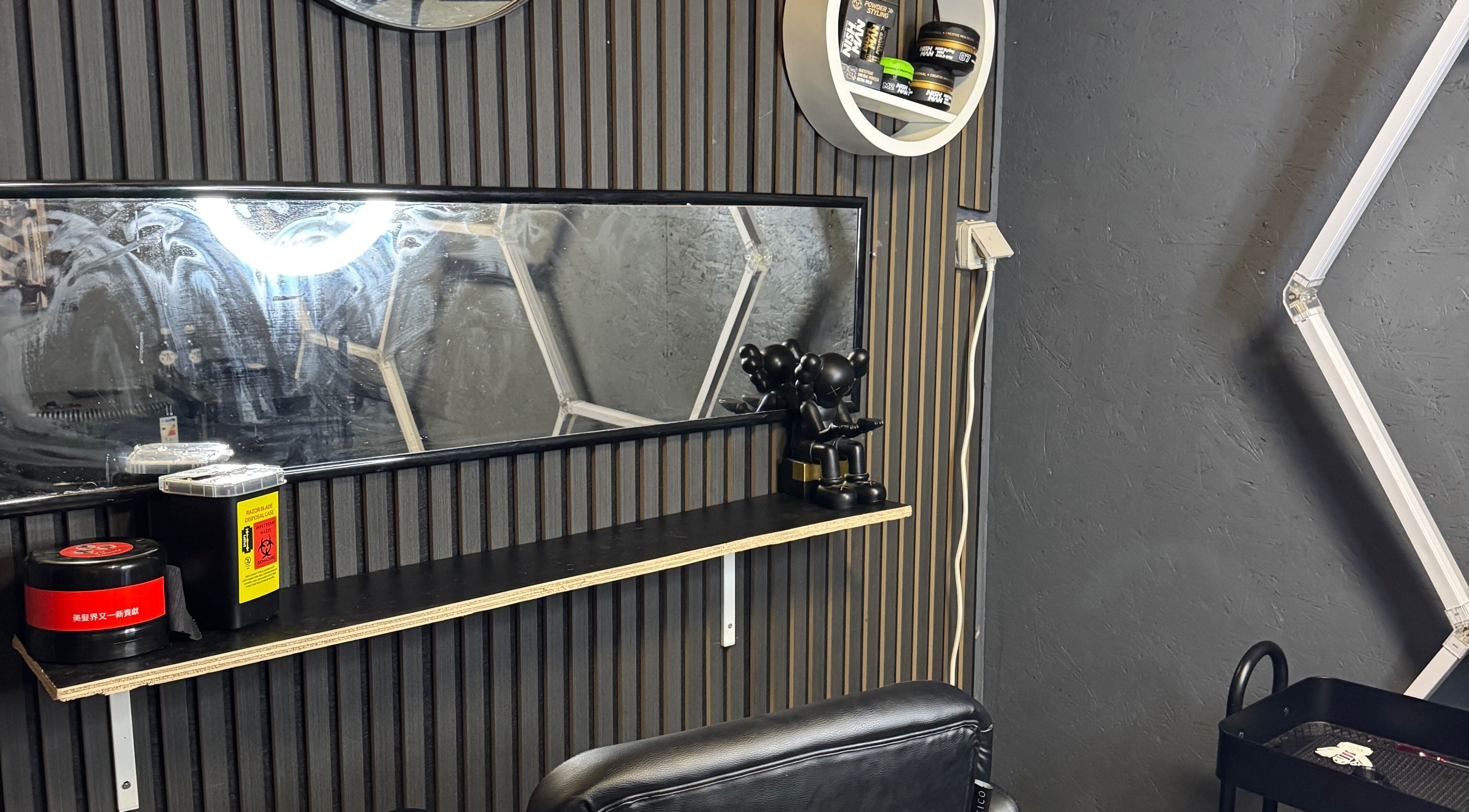 Interiør af Sb_cutz ved Brøndby Strand, DK med moderne frisørsalonstol og spejl.