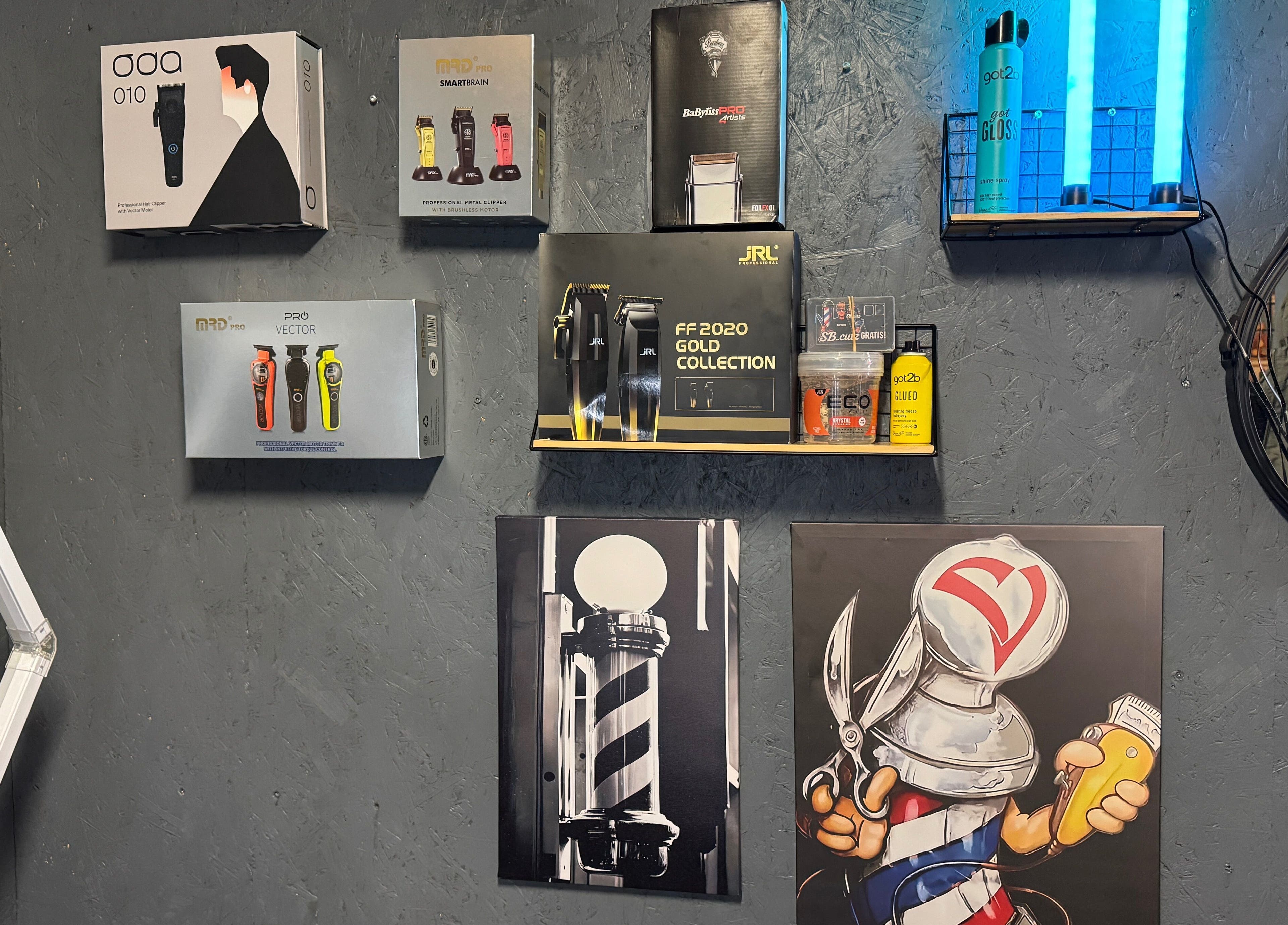 Sb_cutz barbertilbehør på væg i Brøndby Strand, DK. Professionelle klippere og stylingprodukter vises frem.